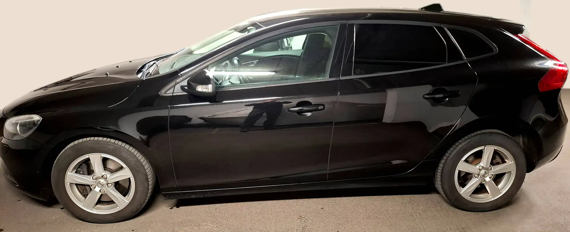 Volvo V40 D2 Kinetic Geartronic Kinetic aut. ZR. NEU Schwarz - 2
