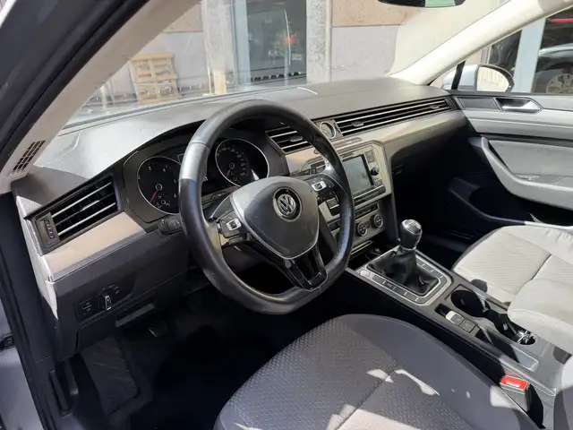 Volkswagen Passat view 7