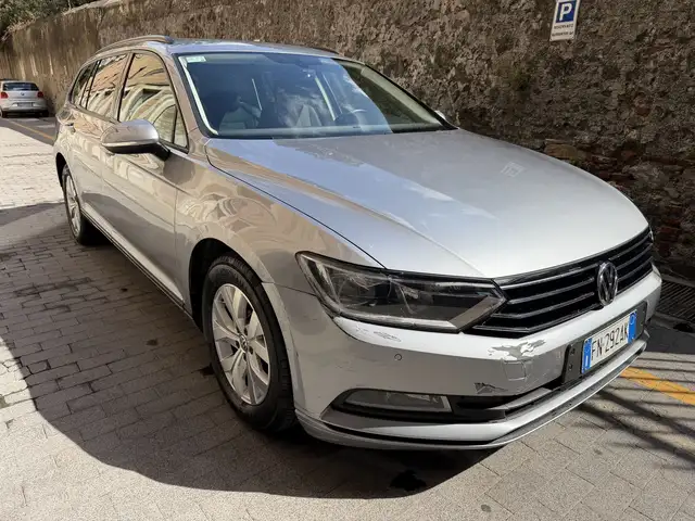 Volkswagen Passat view 5