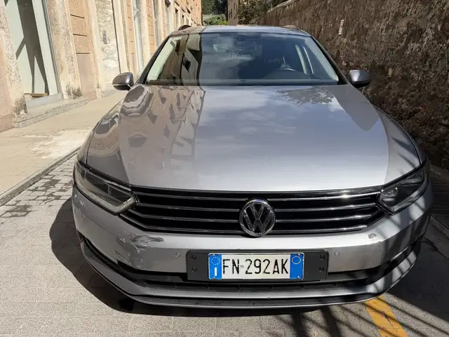 Volkswagen Passat view 6