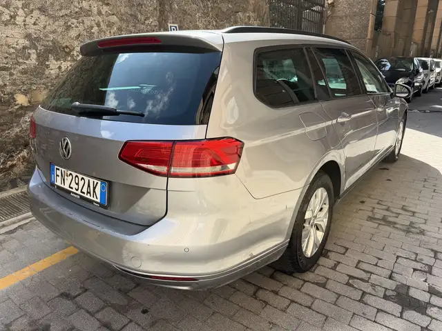 Volkswagen Passat view 4