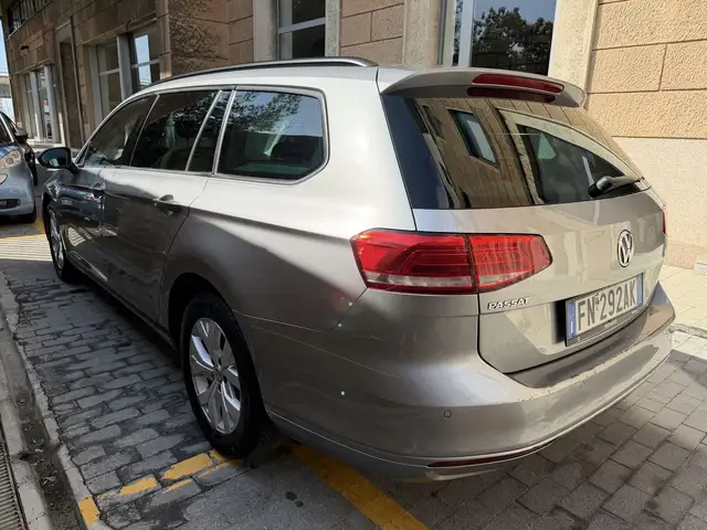 Volkswagen Passat view 2