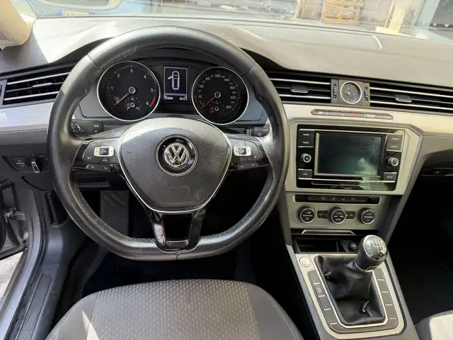 Volkswagen Passat view 8