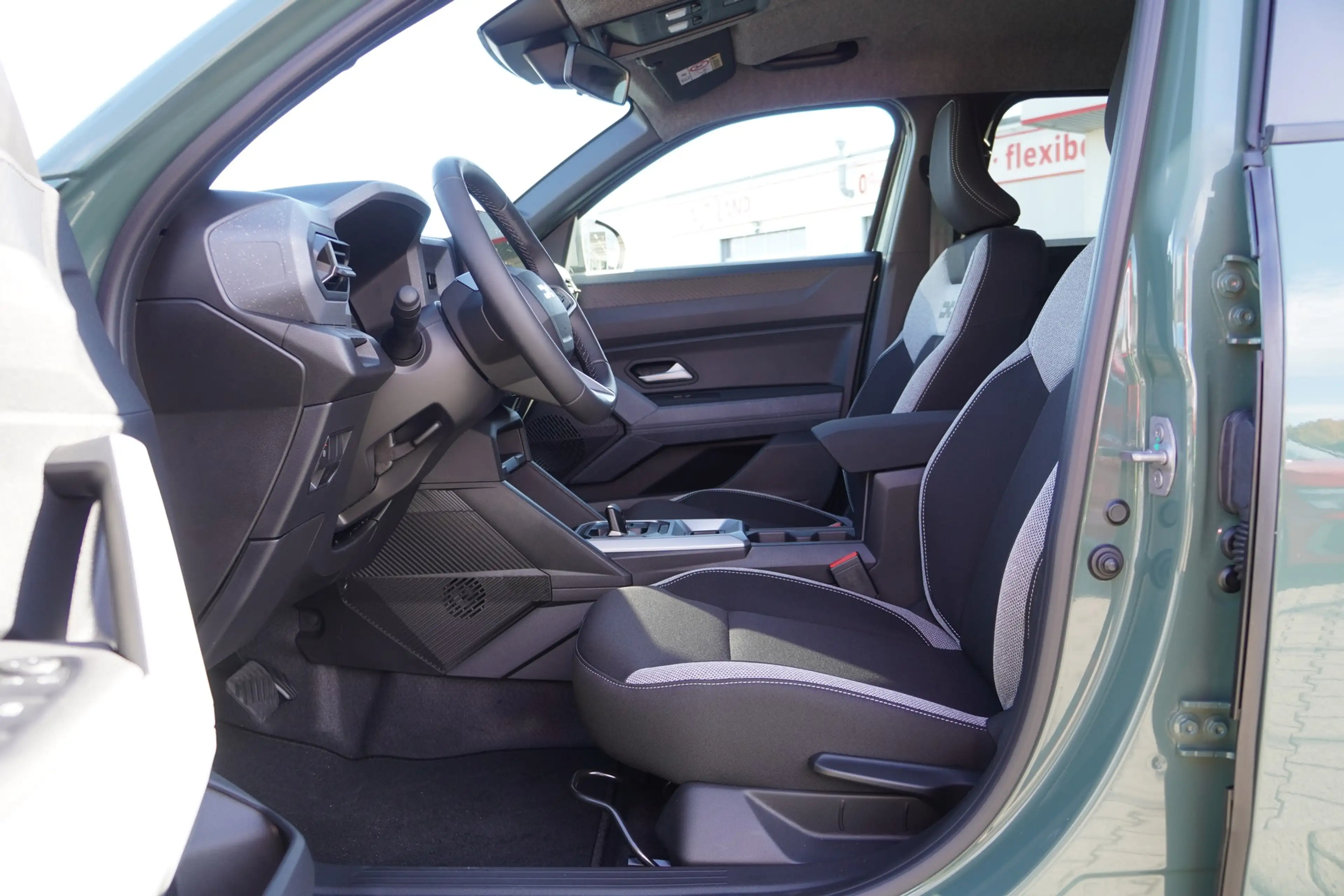 Dacia Duster Hybrid 155 Aut. LED ACC Navi — photo 13
