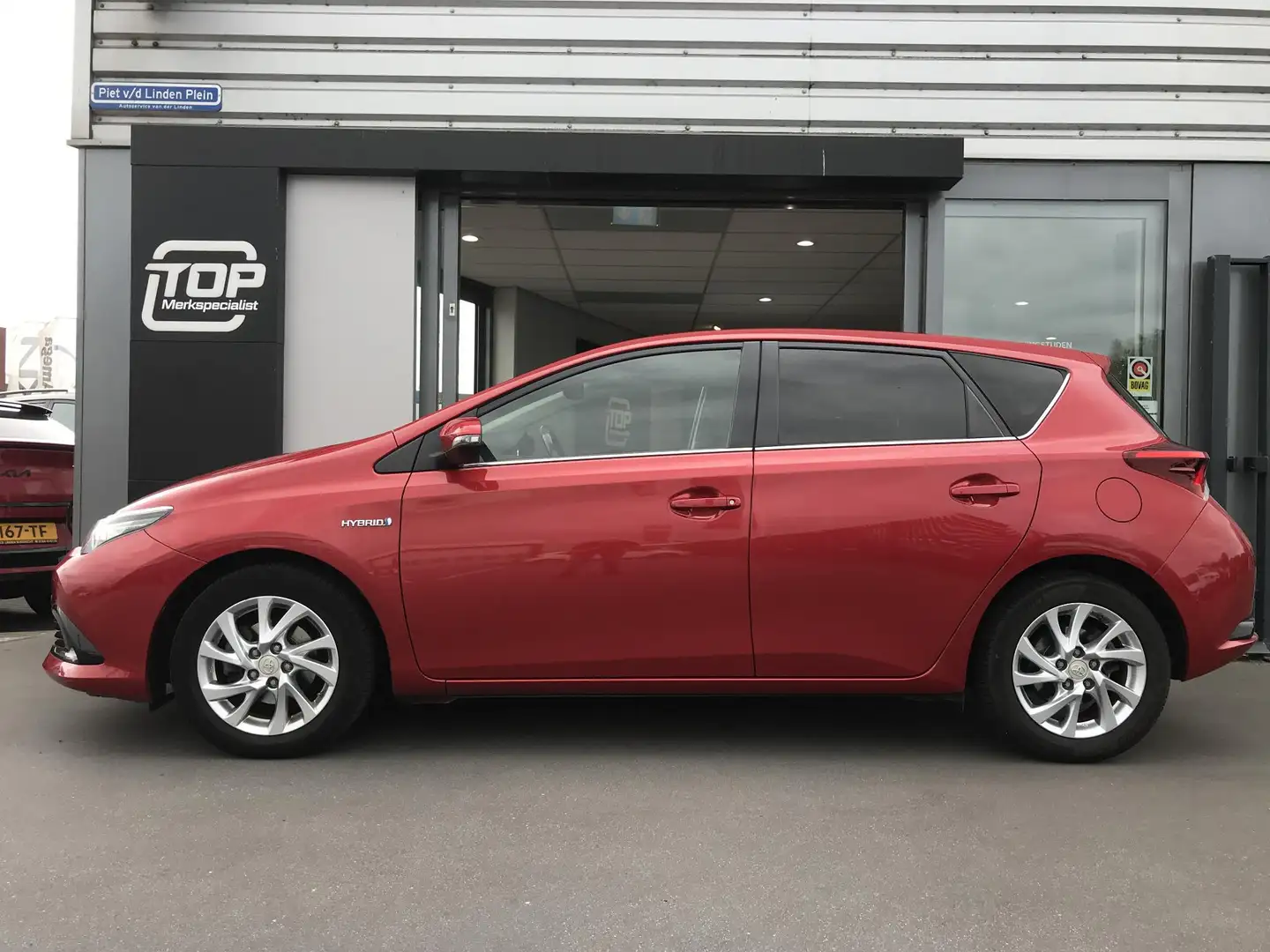 Toyota Auris 1.8 Hybrid Dynamic Rood - 2