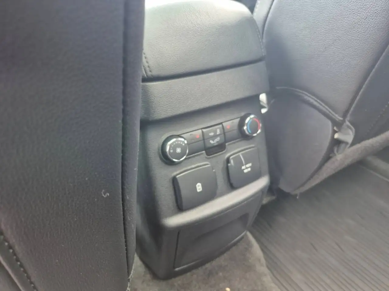 Ford Explorer снимка Ford Explorer