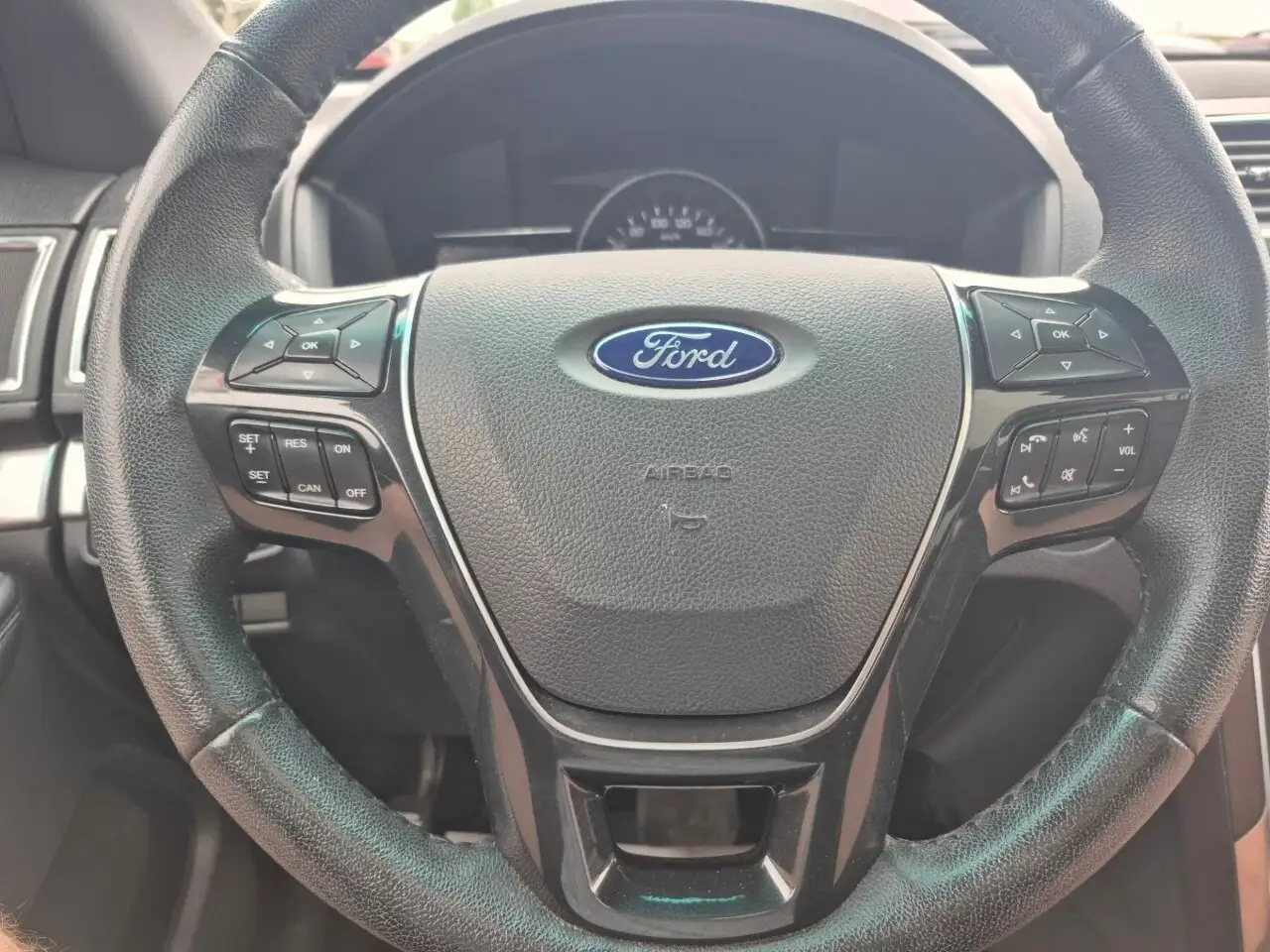Ford Explorer снимка Ford Explorer