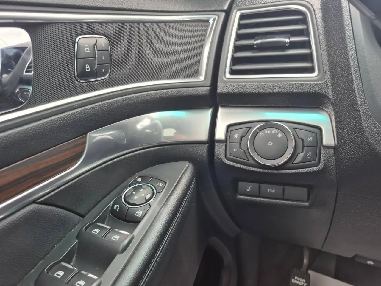 Ford Explorer снимка Ford Explorer