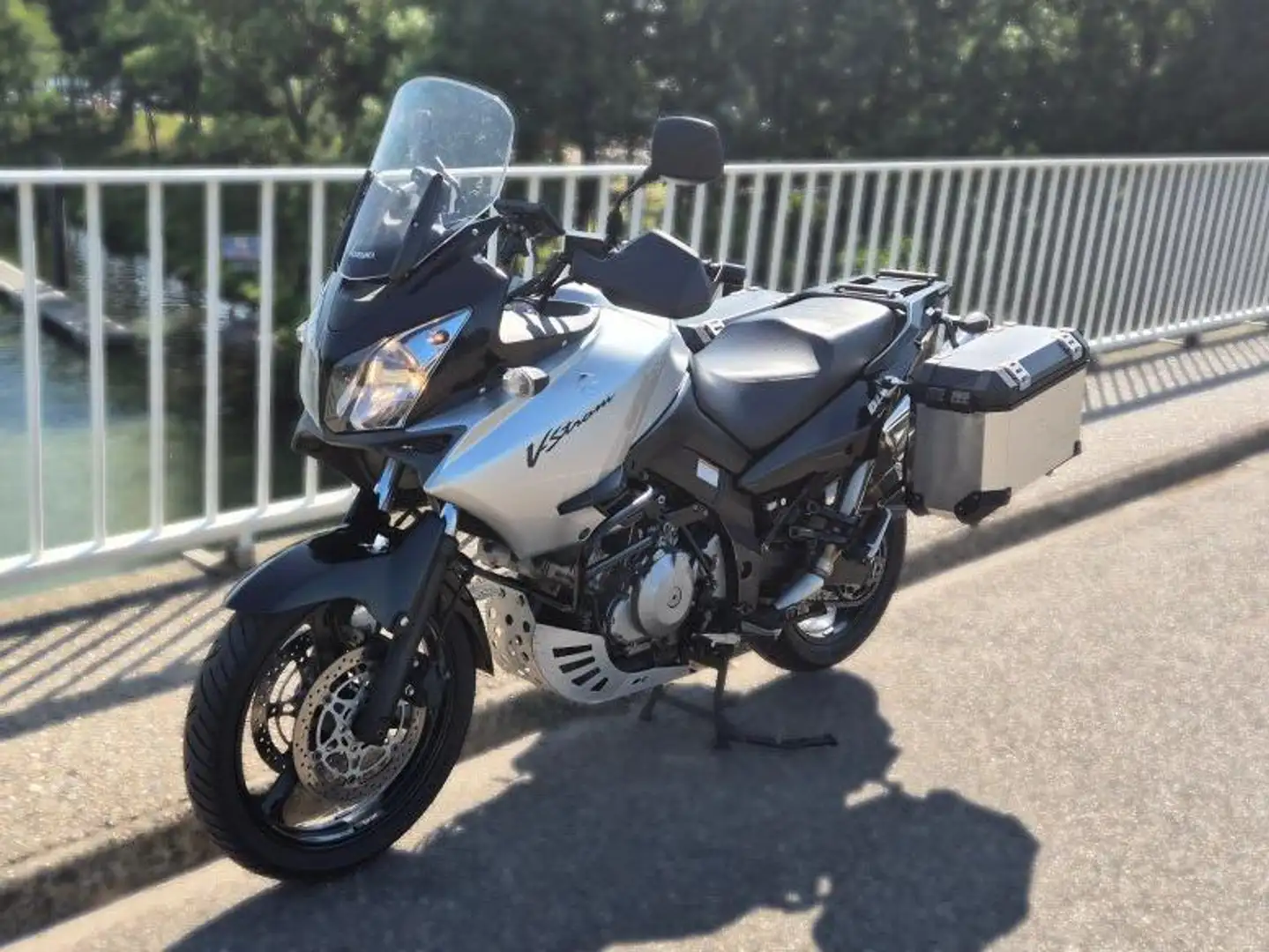 Suzuki V-Strom 1000 Grijs - 1