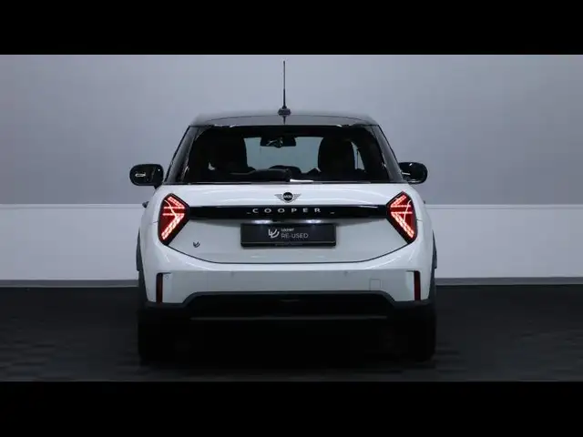 Mini Hatch view 6