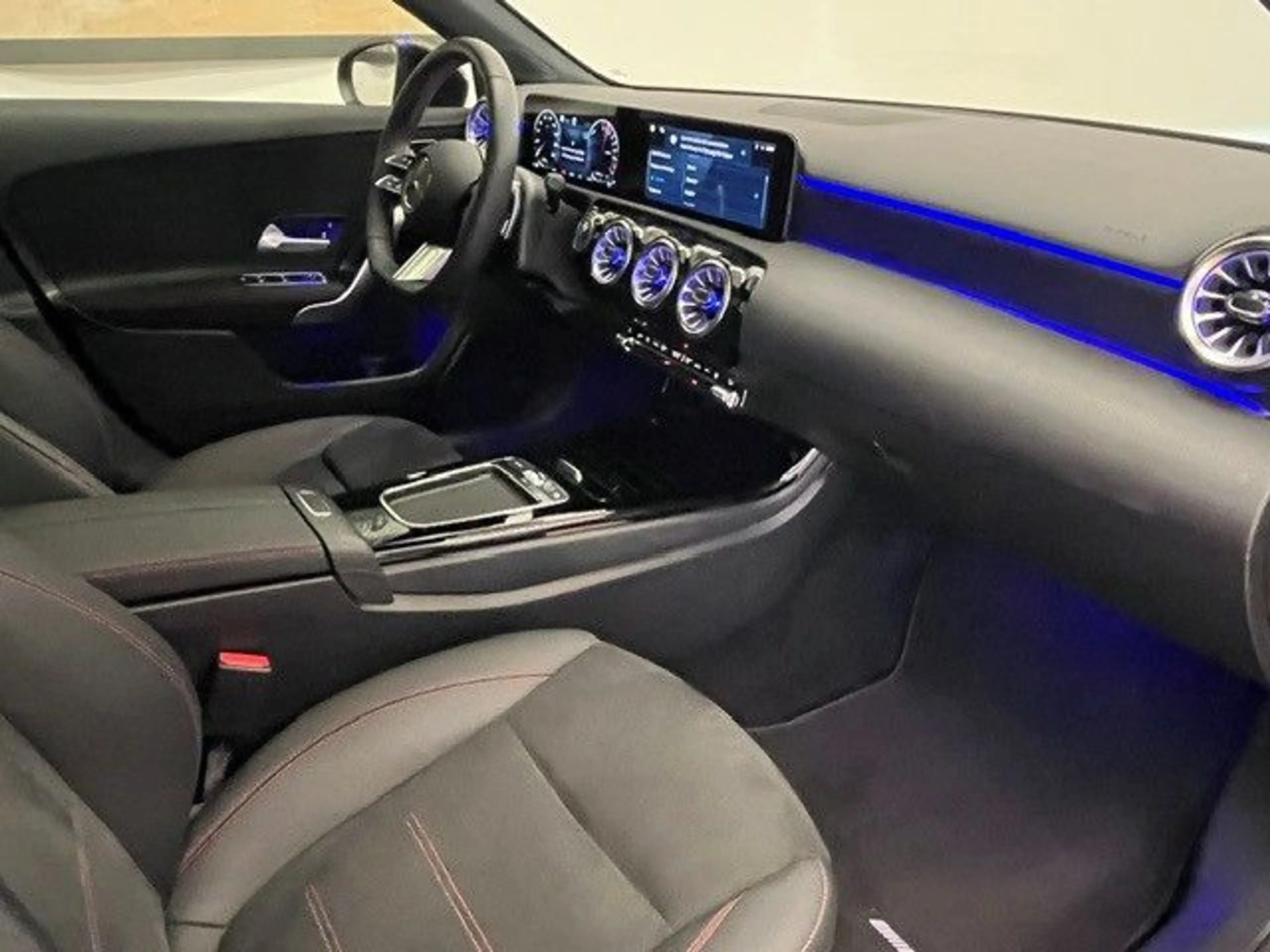 Mercedes-Benz A 250 e AMG-Line Panorama Distronic Keyless Go — photo 4