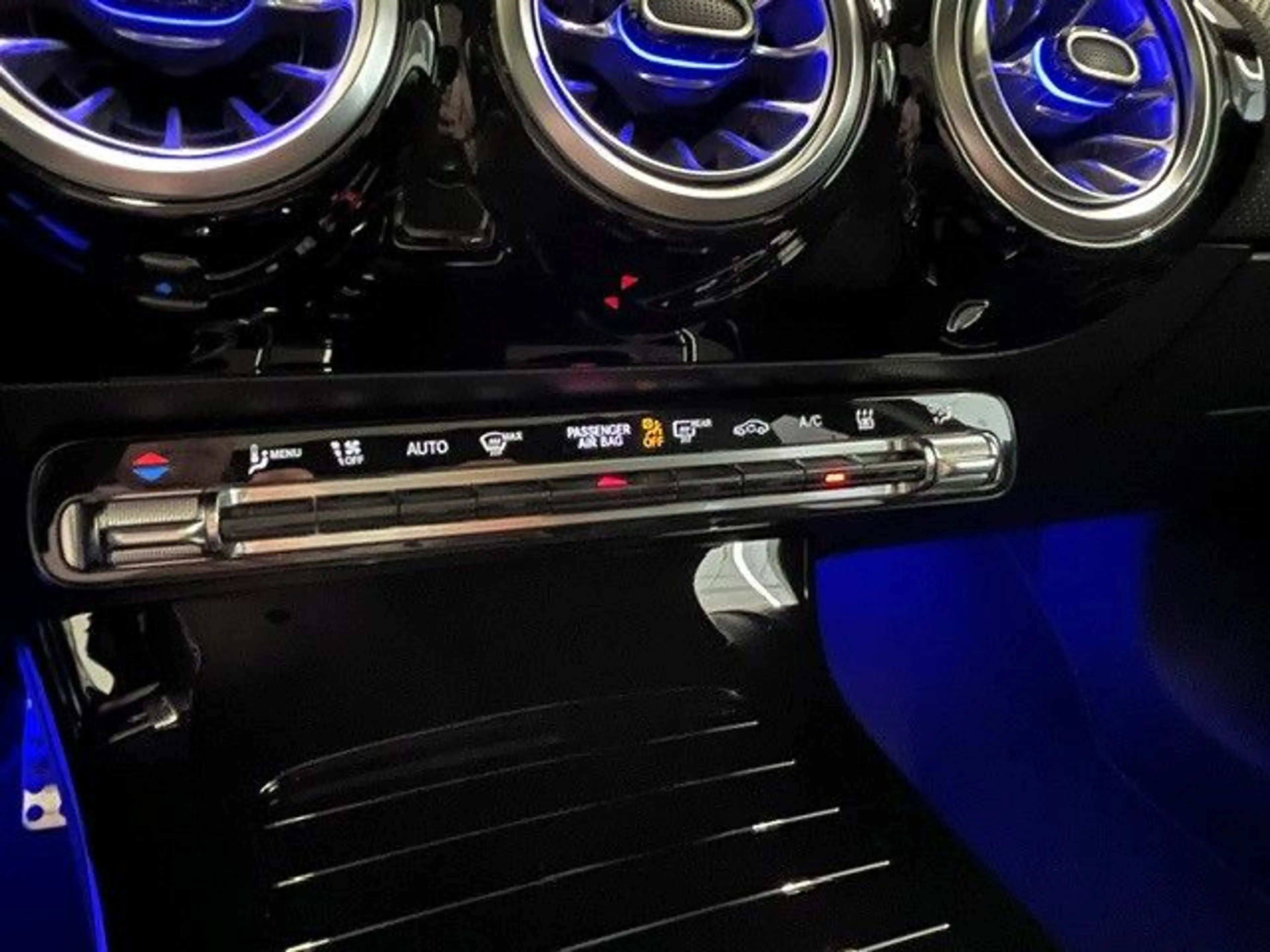 Mercedes-Benz A 250 e AMG-Line Panorama Distronic Keyless Go — photo 9