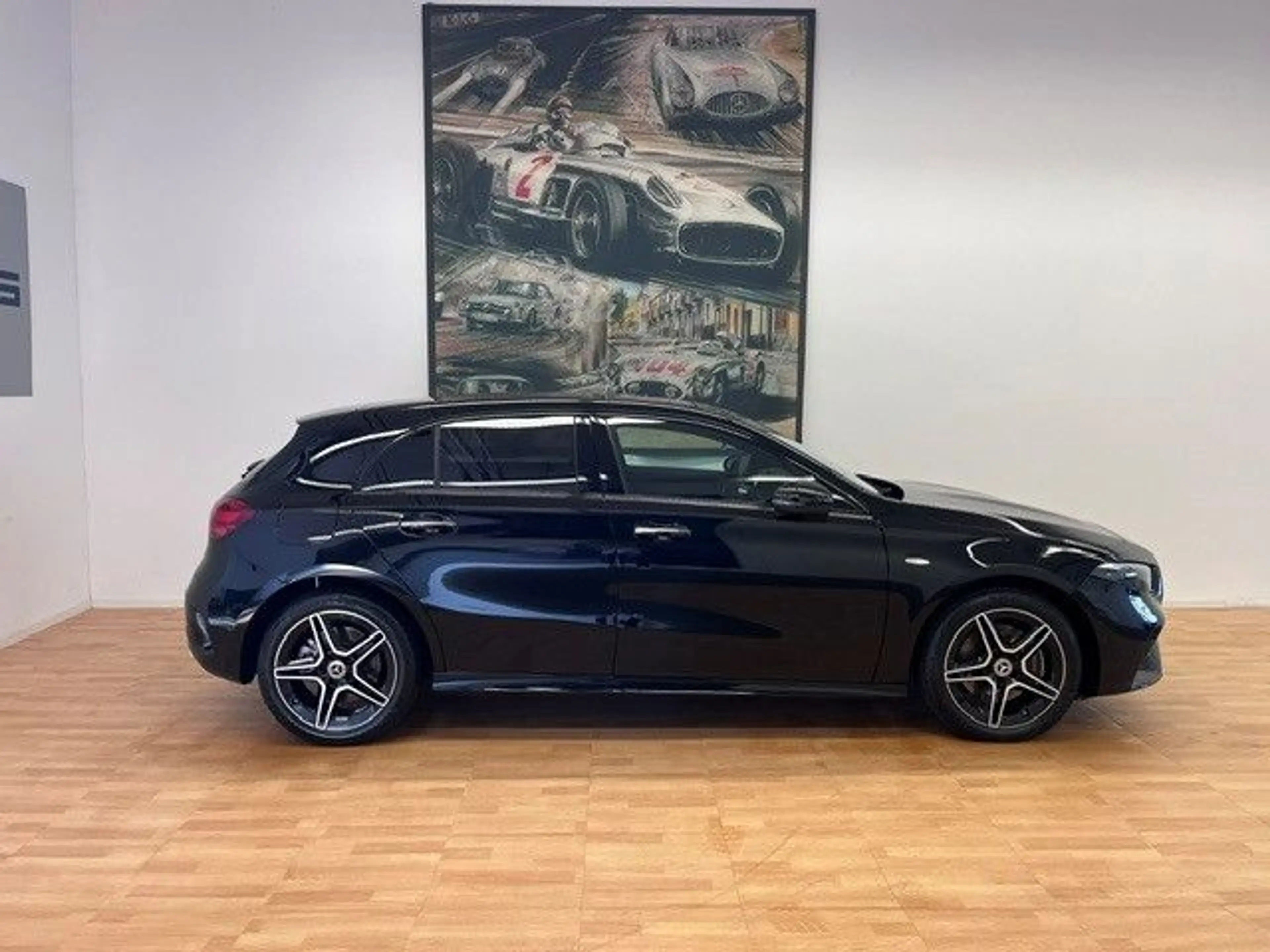 Mercedes-Benz A 250 e AMG-Line Panorama Distronic Keyless Go — photo 5