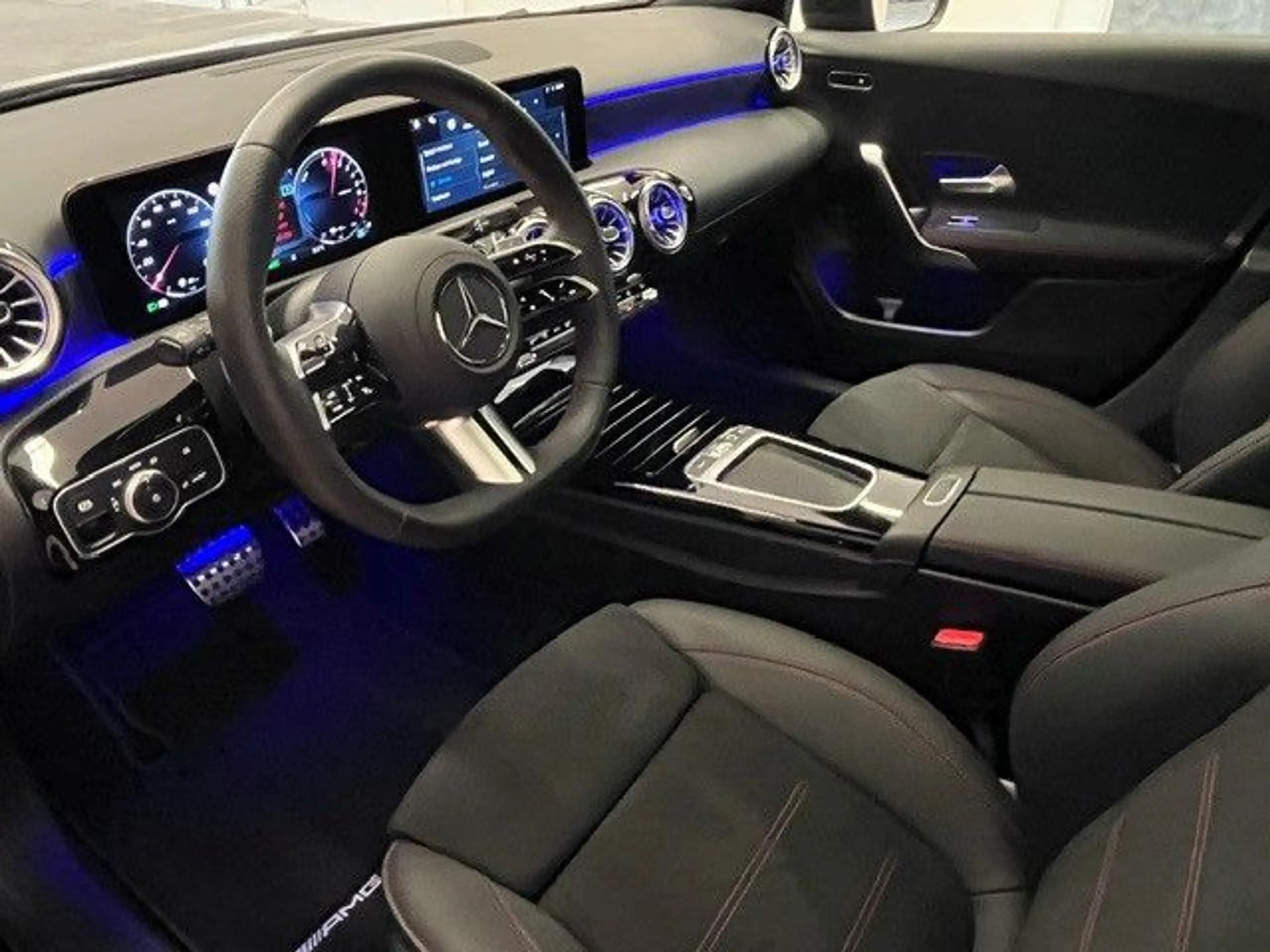 Mercedes-Benz A 250 e AMG-Line Panorama Distronic Keyless Go — photo 3