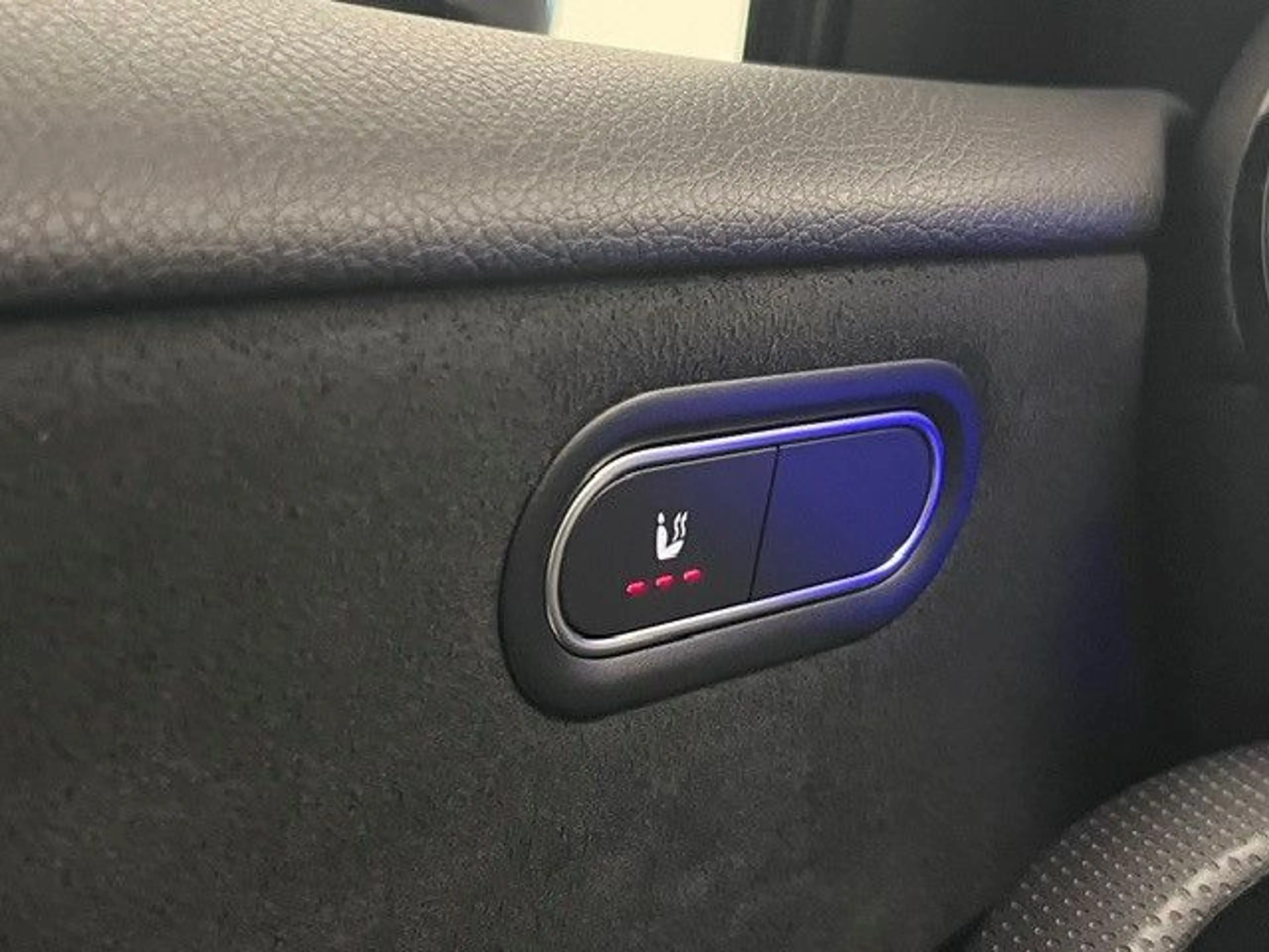 Mercedes-Benz A 250 e AMG-Line Panorama Distronic Keyless Go — photo 7