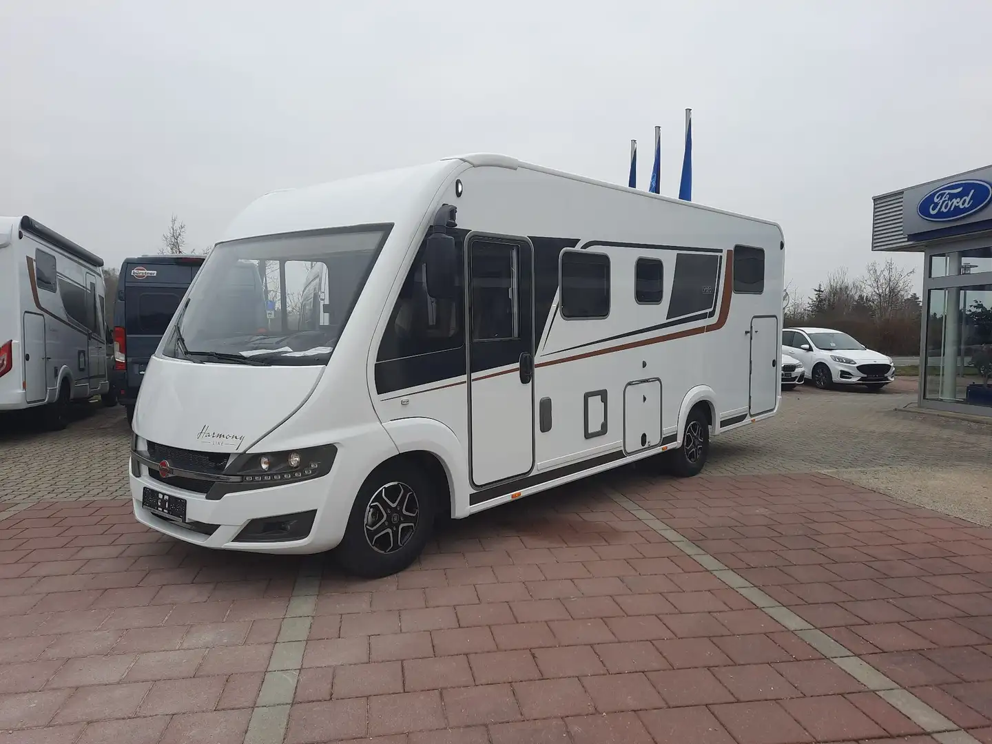Bürstner Lyseo TD 727I G Navi RFK Klimaautom. Heckgarage Weiß - 2