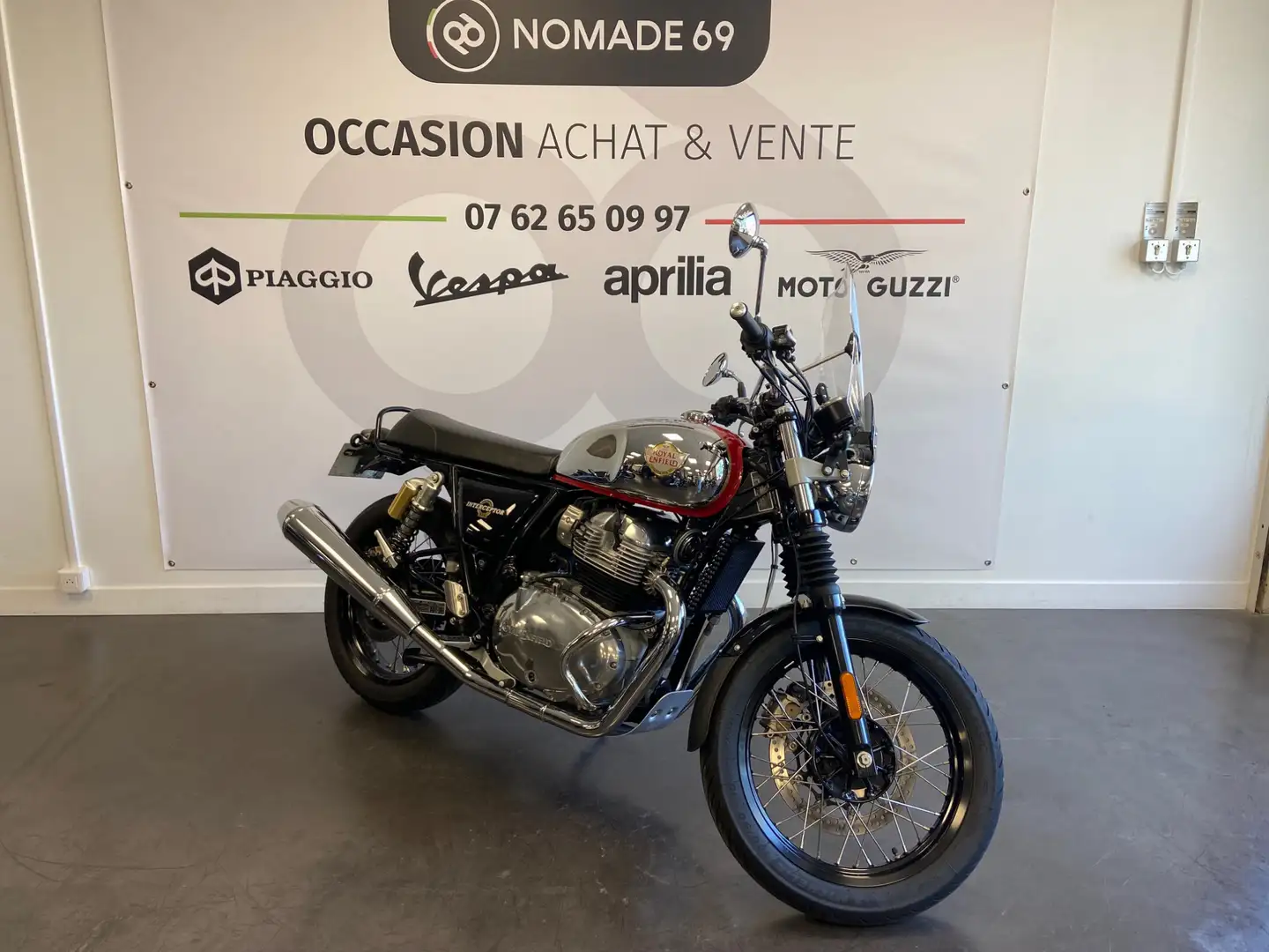 Royal Enfield Interceptor Stříbrná - 2