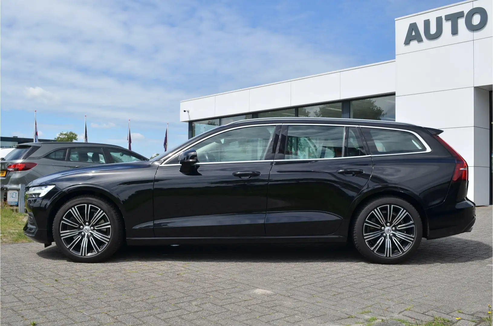 Volvo V60 2.0 T5 Momentum Leer | Stoelverwarming + achter + Noir - 2