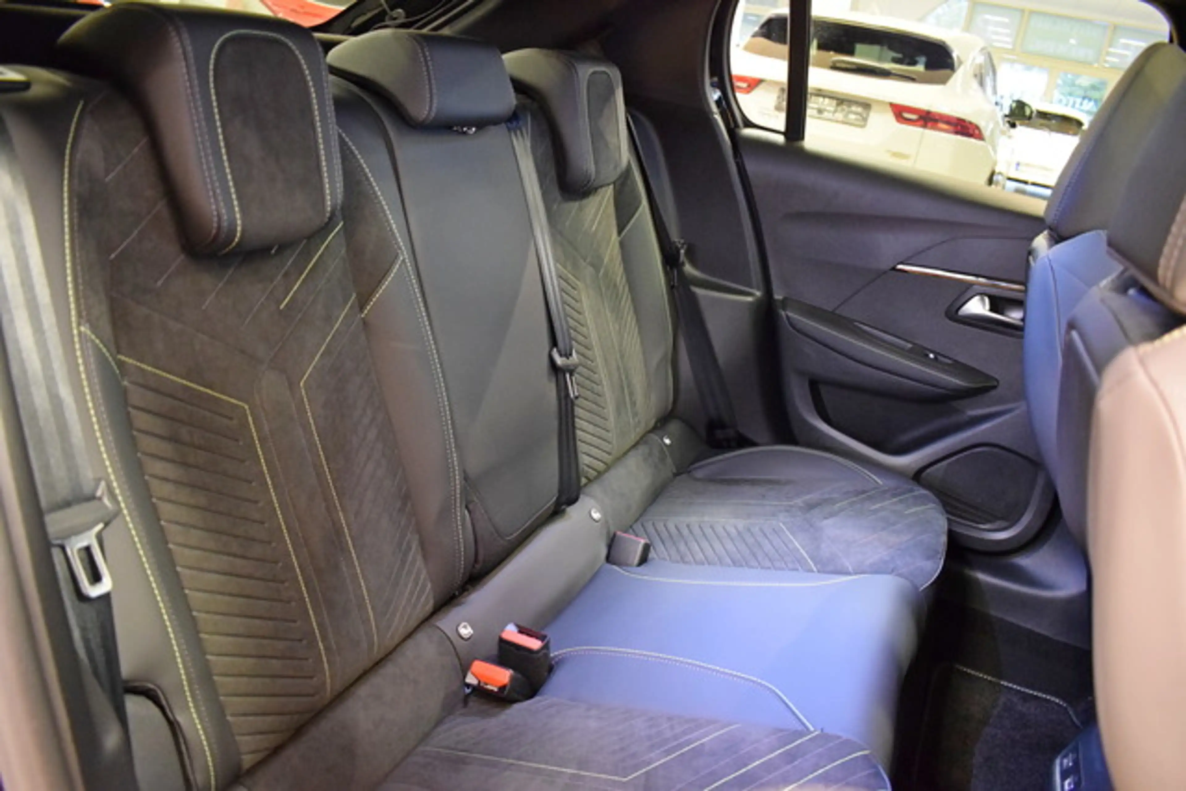 Peugeot 208 Hybrid 136 GT PANO/FULL-LED/180°/Massage — photo 15