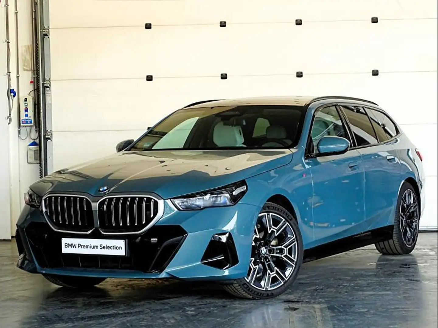 BMW 520 M SPORT - PANO-DAK - BOWERS&WI Groen - 1