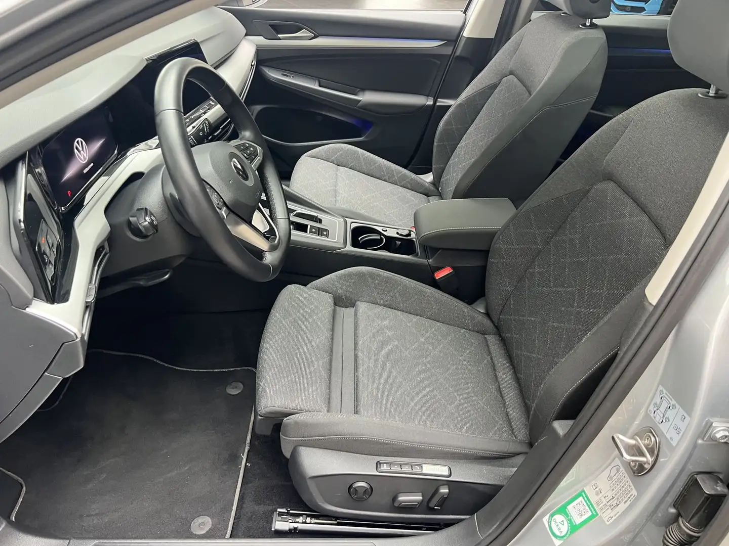 Volkswagen Golf Life DSG TOP-Paket Panorama Kamera AHK NAVI Silber - 2