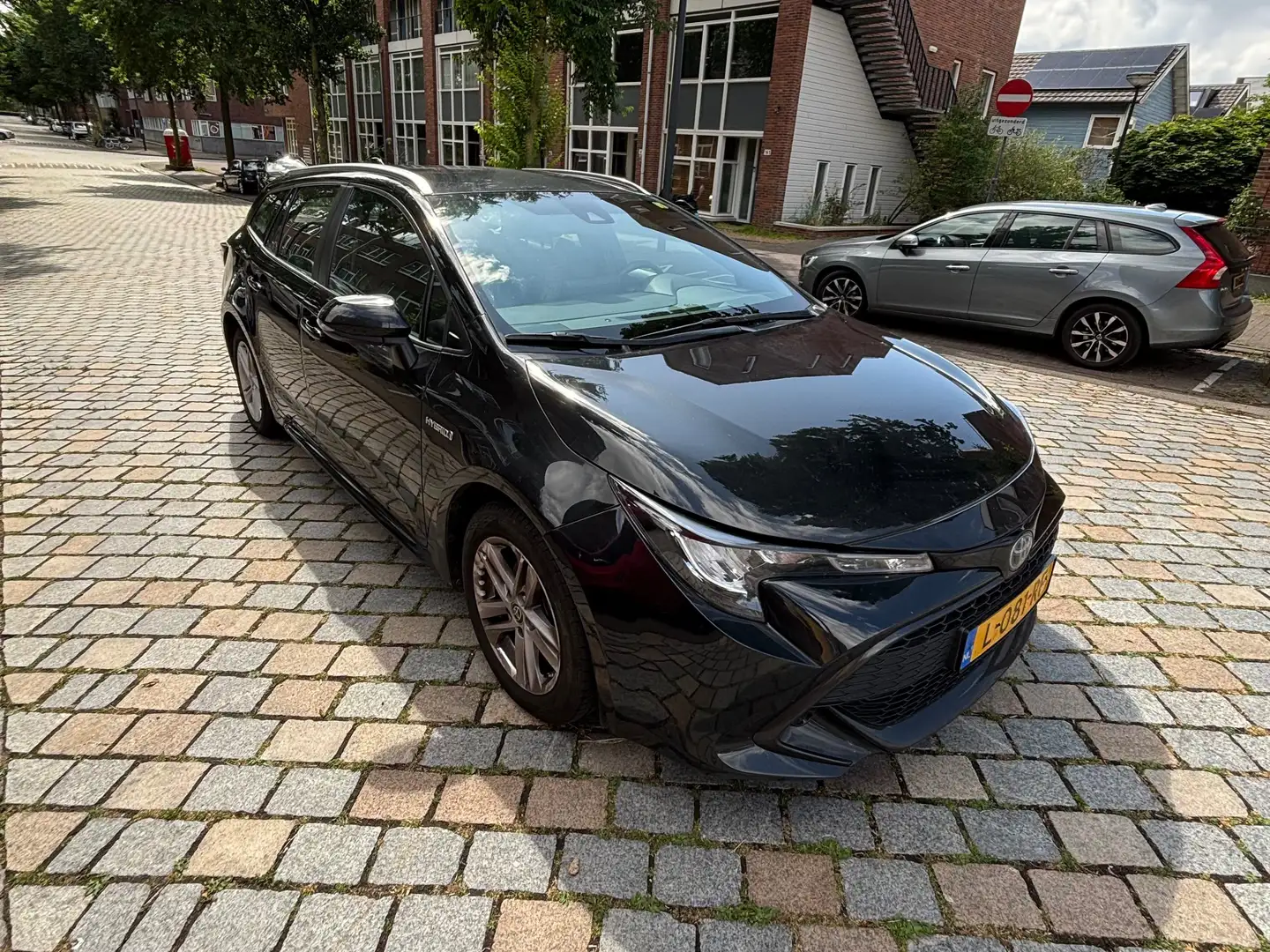 Toyota Corolla Corolla 1.8 Hybrid Active Automatic Zwart - 1