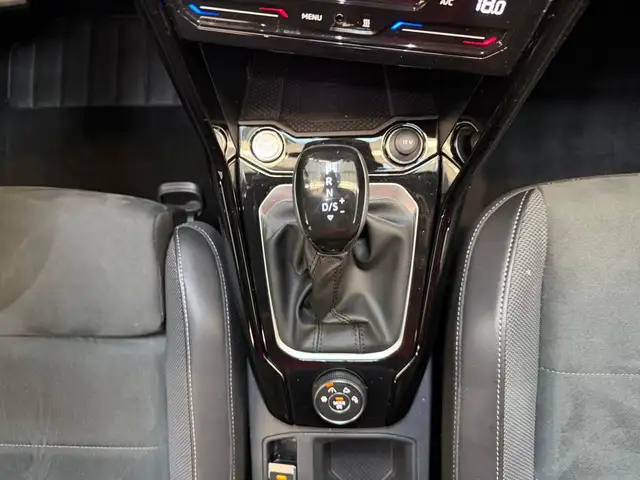 Volkswagen T-Roc view 13