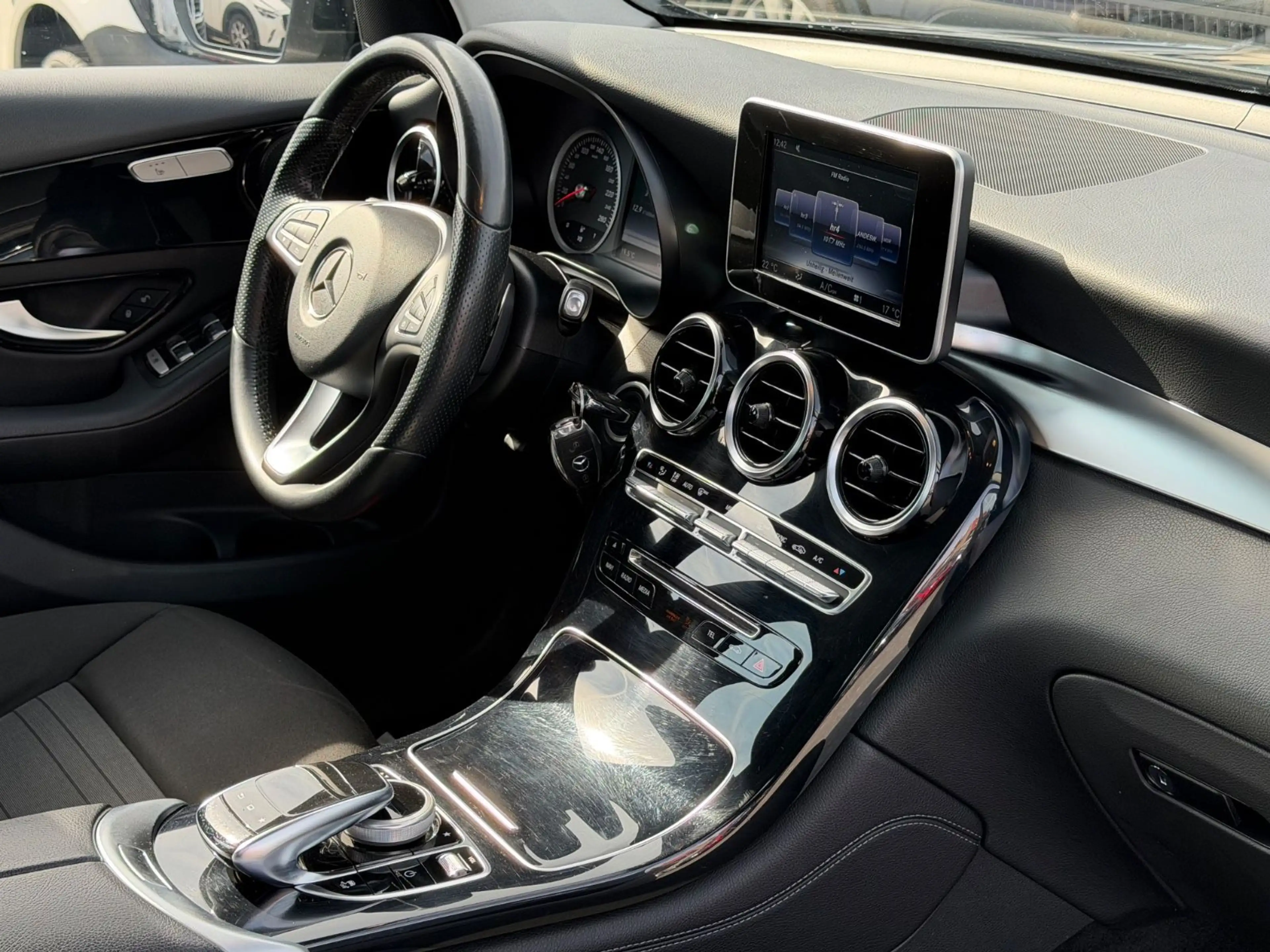 Mercedes-Benz GLC 220 d 4Matic/AHK/NAVI/EURO 6 — photo 9