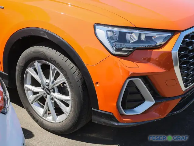 Audi Q3 view 5