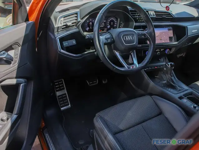 Audi Q3 view 12