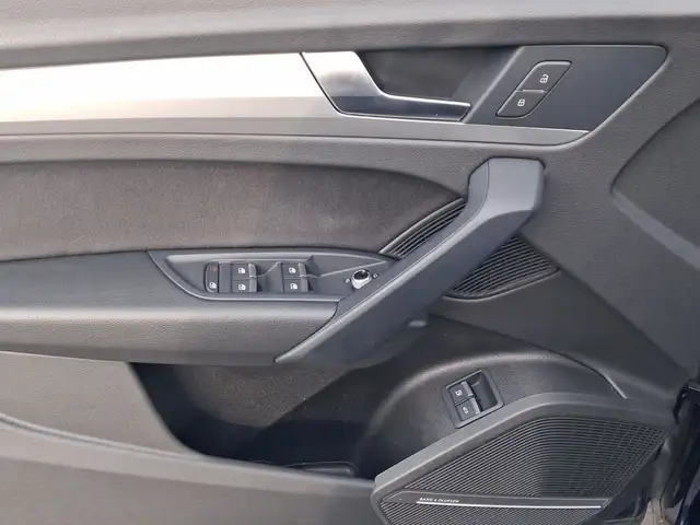 Audi Q5 view 8