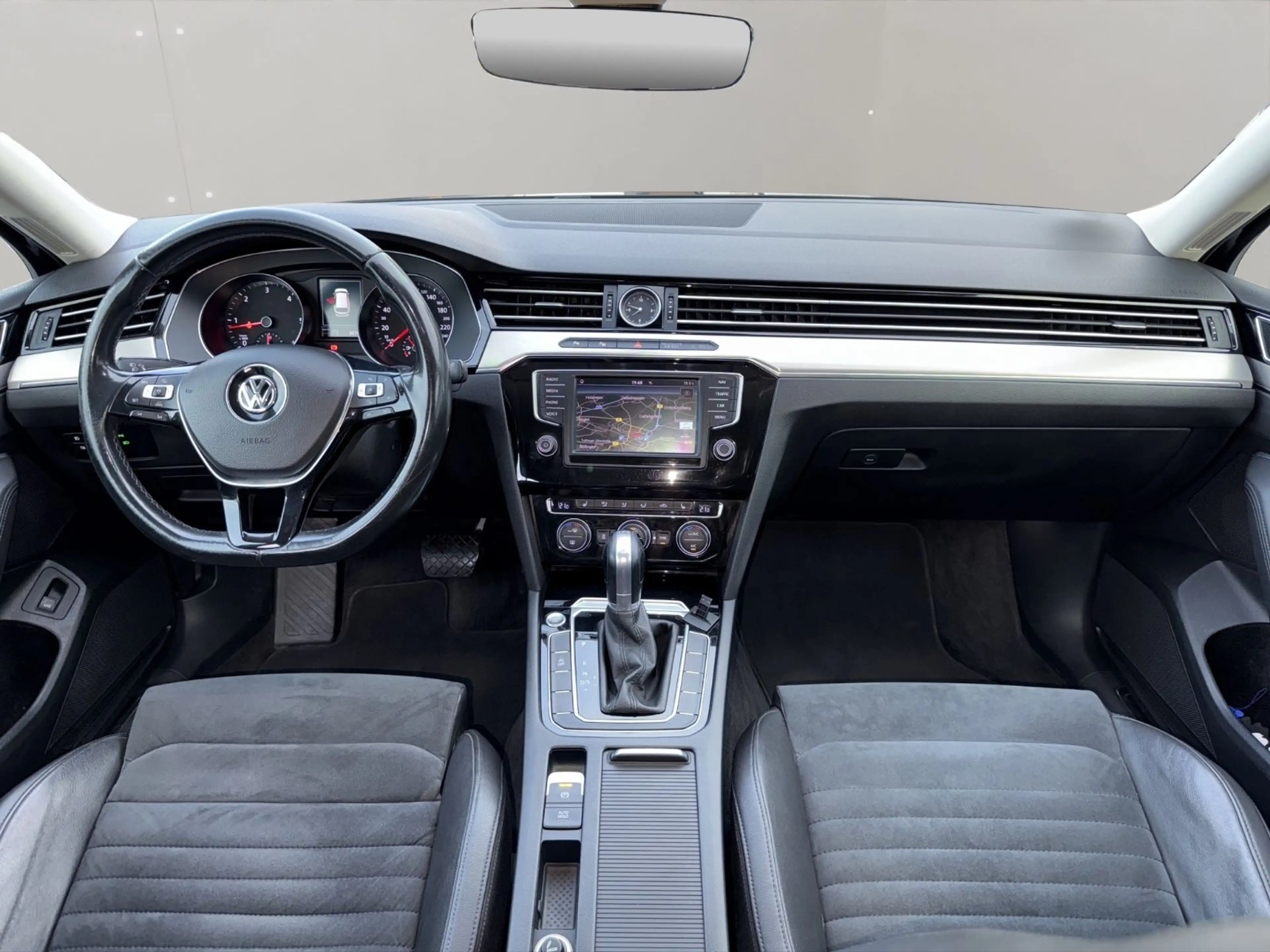Volkswagen Passat Variant 2.0 TDI DSG Highline R-Line R-Kam Standhz ACC — photo 15