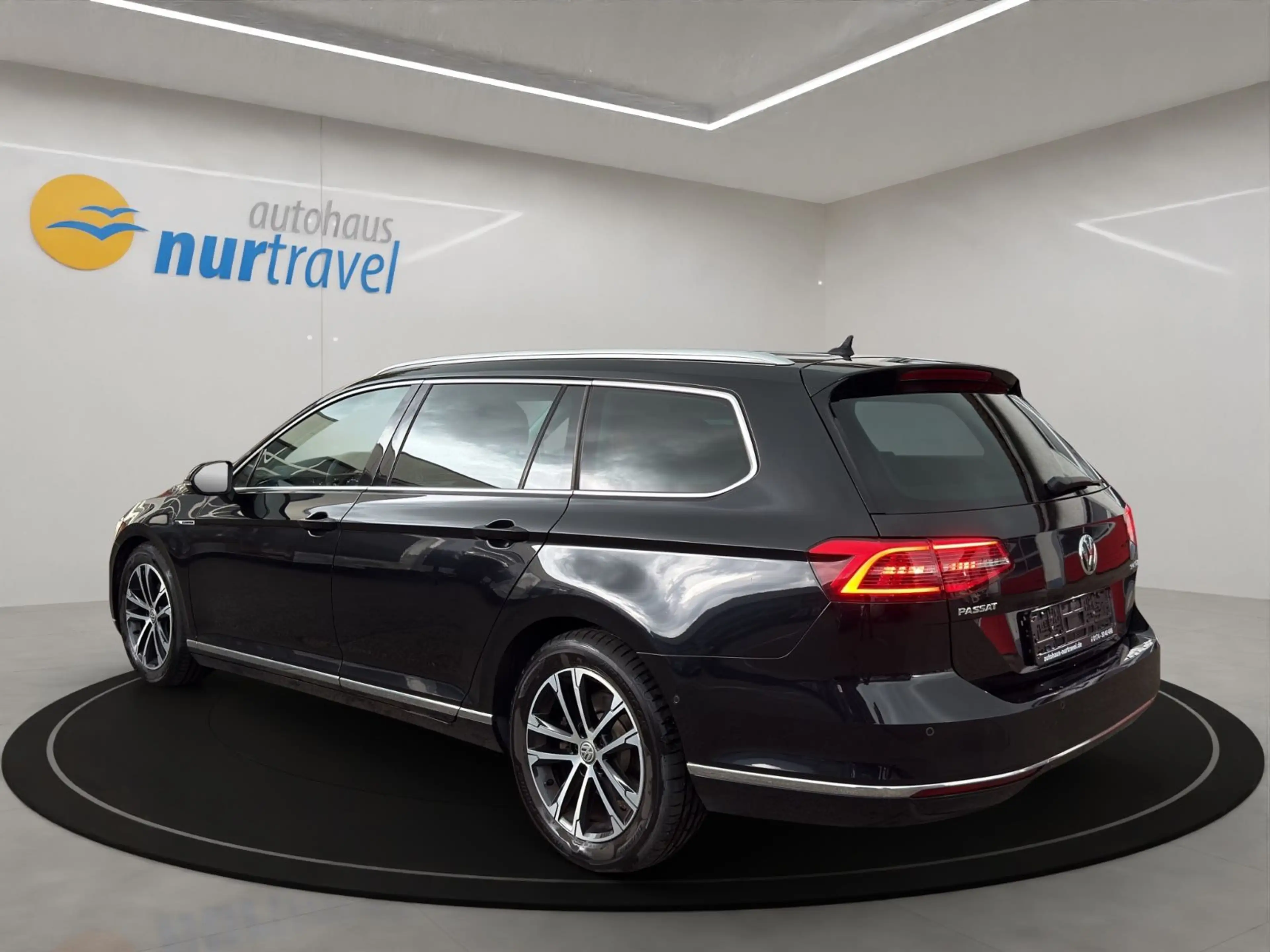 Volkswagen Passat Variant 2.0 TDI DSG Highline R-Line R-Kam Standhz ACC — photo 3