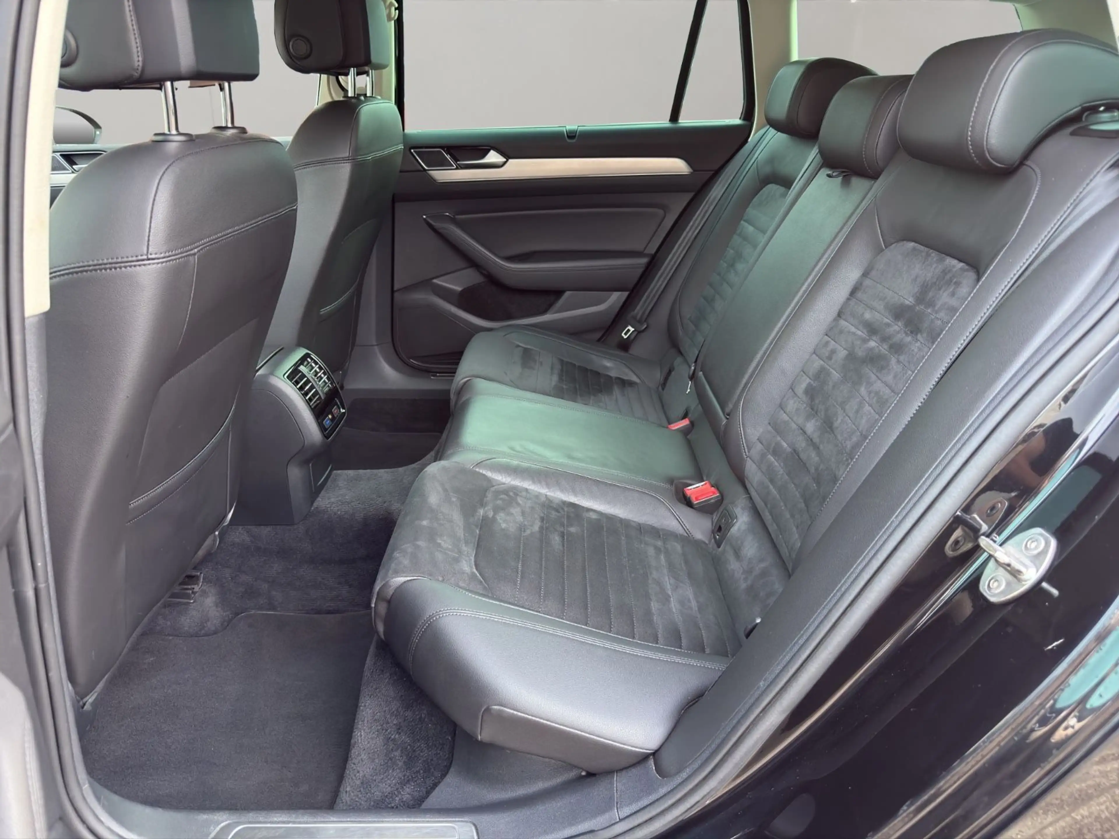 Volkswagen Passat Variant 2.0 TDI DSG Highline R-Line R-Kam Standhz ACC — photo 11