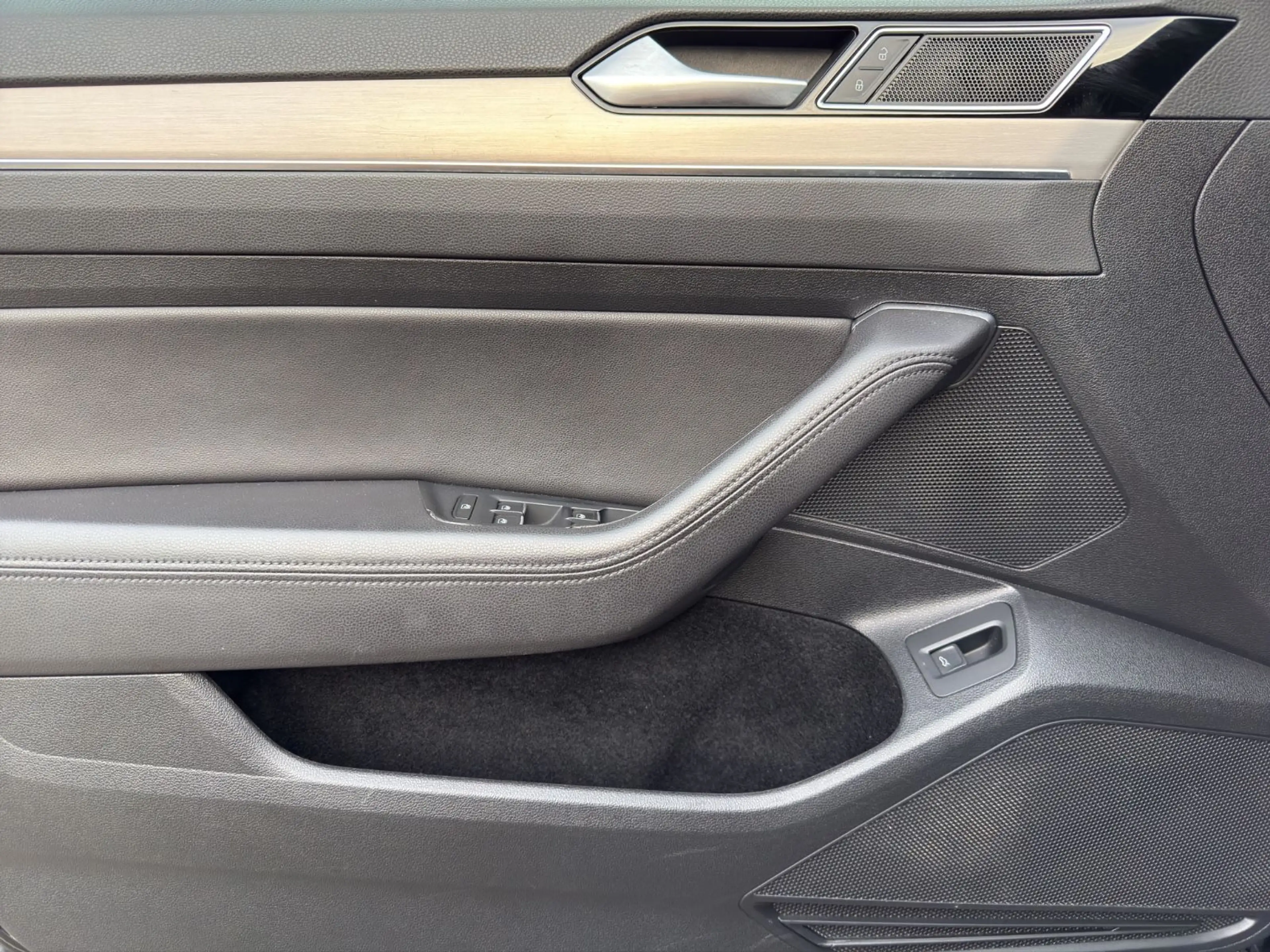 Volkswagen Passat Variant 2.0 TDI DSG Highline R-Line R-Kam Standhz ACC — photo 9