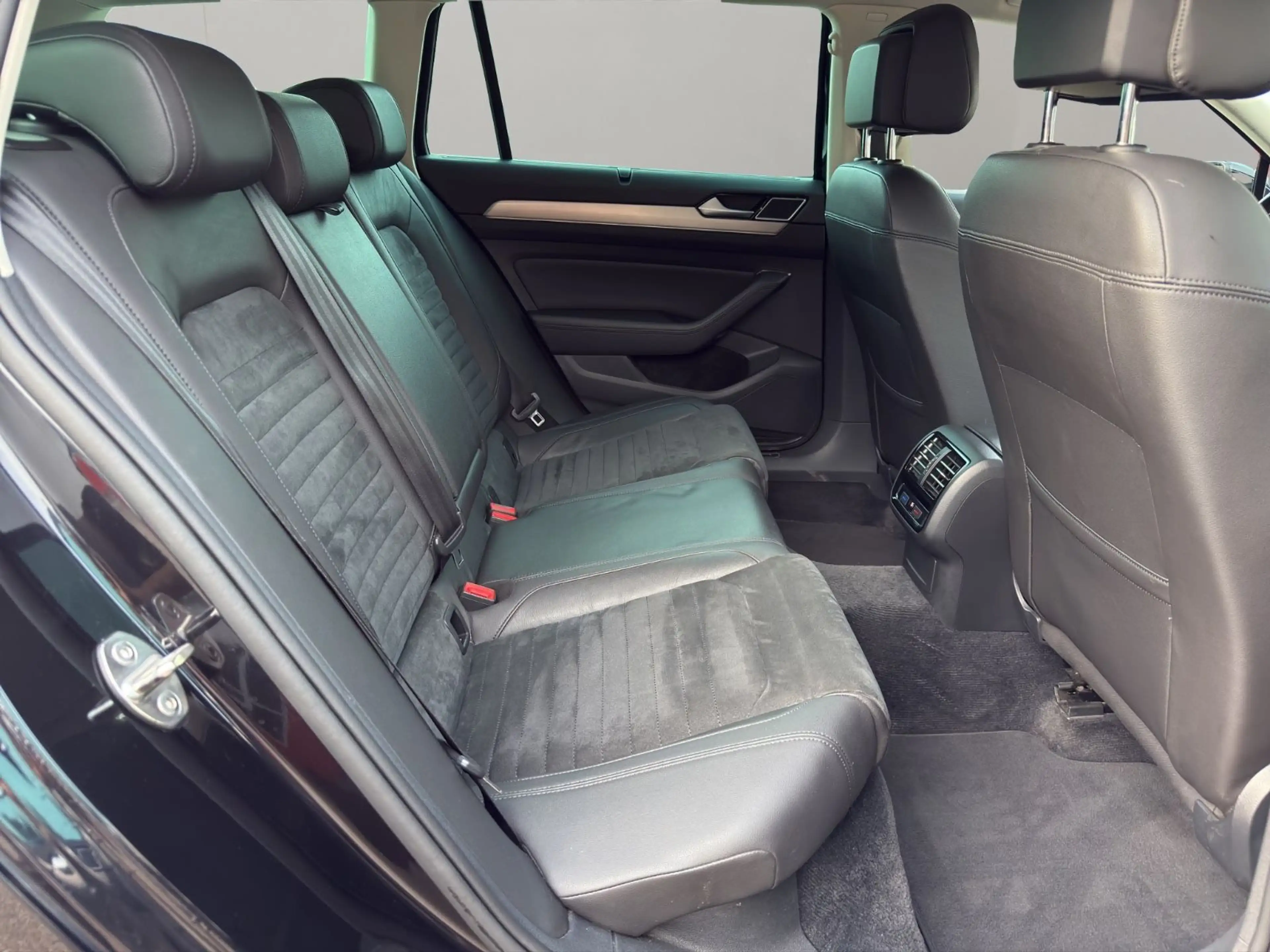 Volkswagen Passat Variant 2.0 TDI DSG Highline R-Line R-Kam Standhz ACC — photo 13