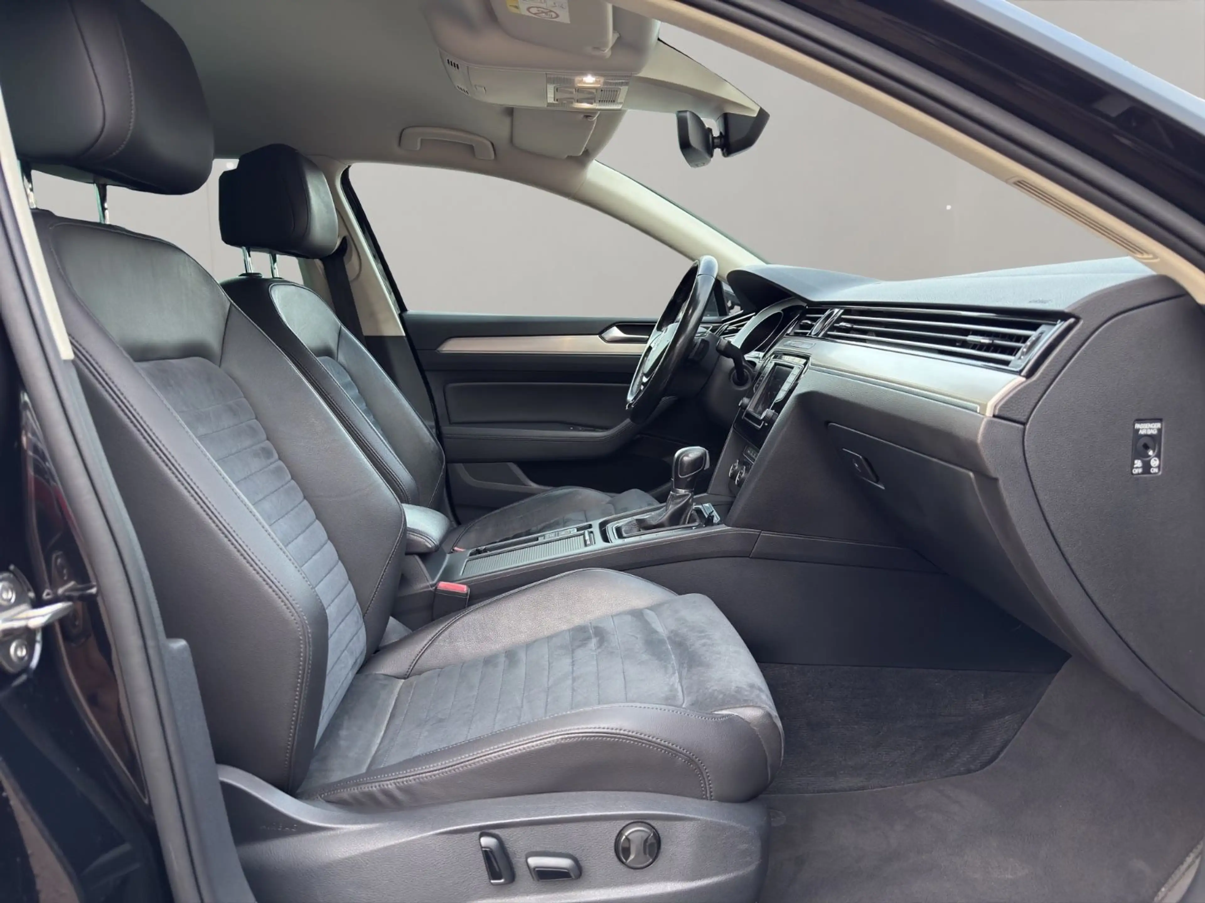 Volkswagen Passat Variant 2.0 TDI DSG Highline R-Line R-Kam Standhz ACC — photo 14