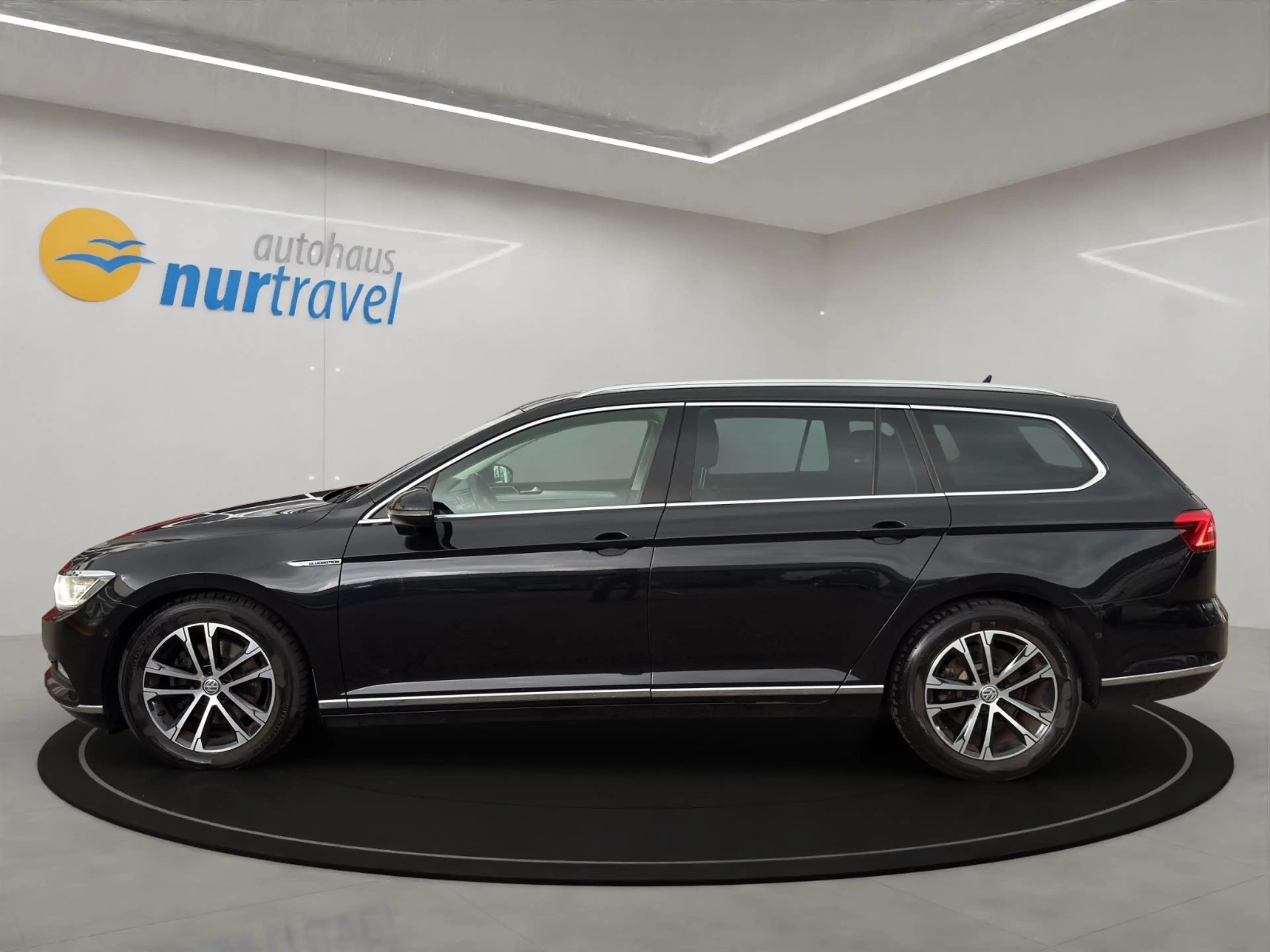 Volkswagen Passat Variant 2.0 TDI DSG Highline R-Line R-Kam Standhz ACC — photo 2