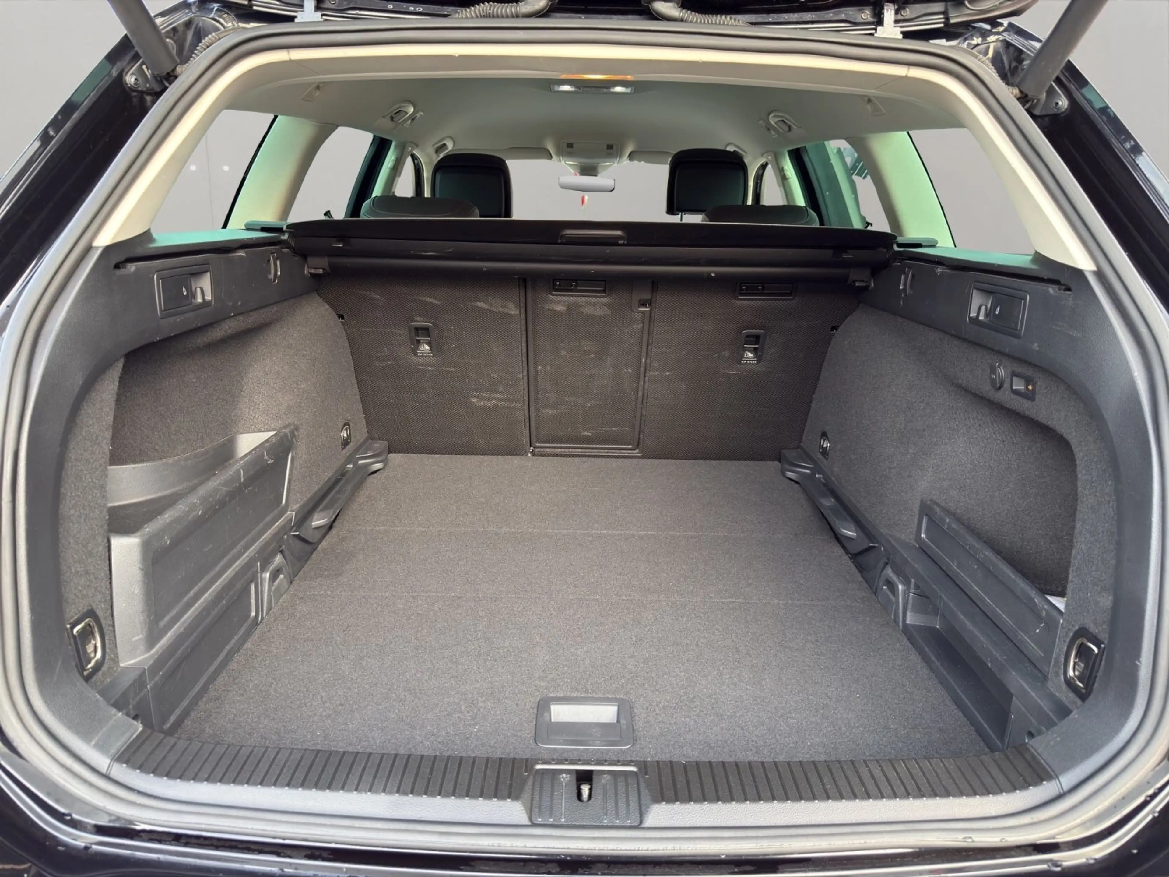 Volkswagen Passat Variant 2.0 TDI DSG Highline R-Line R-Kam Standhz ACC — photo 12