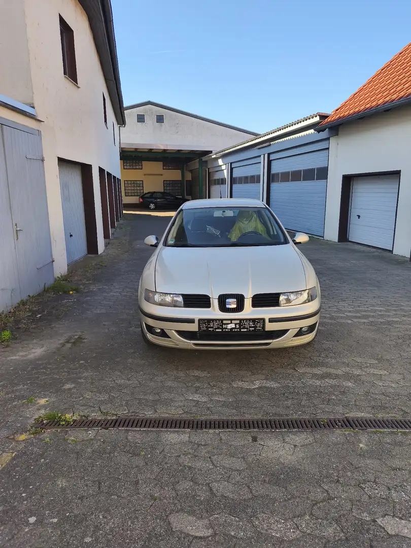 SEAT Leon 1.6 16V Stella Jaune - 1