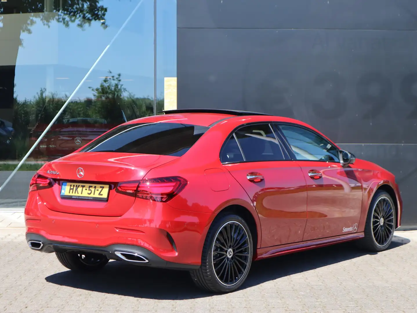 Mercedes-Benz A 250 e Star Edition AMG Line Plus Rood - 2