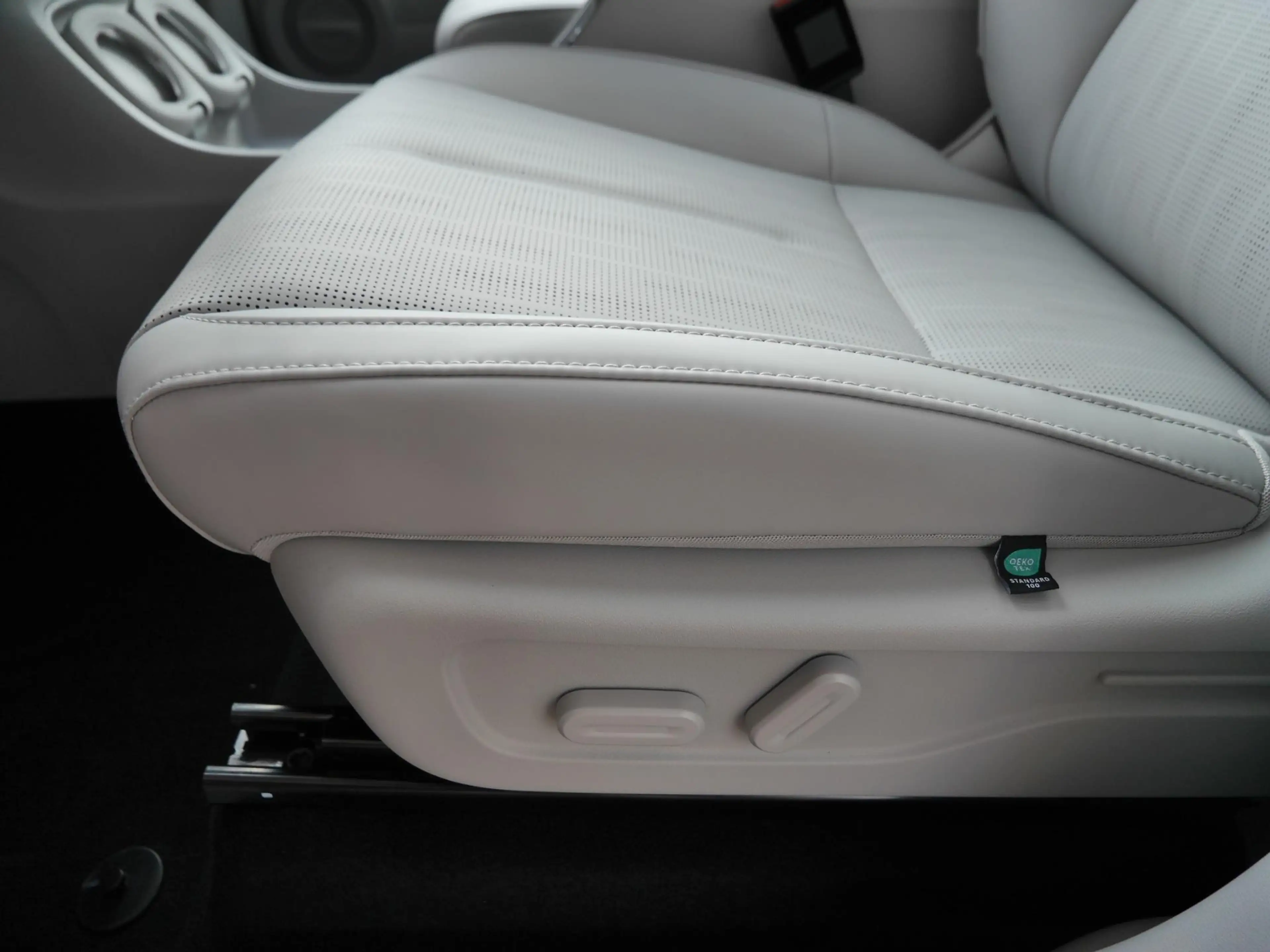 Leapmotor B10 Design ProMax 67.1 kWh | Licht interieur kleur | N — photo 11