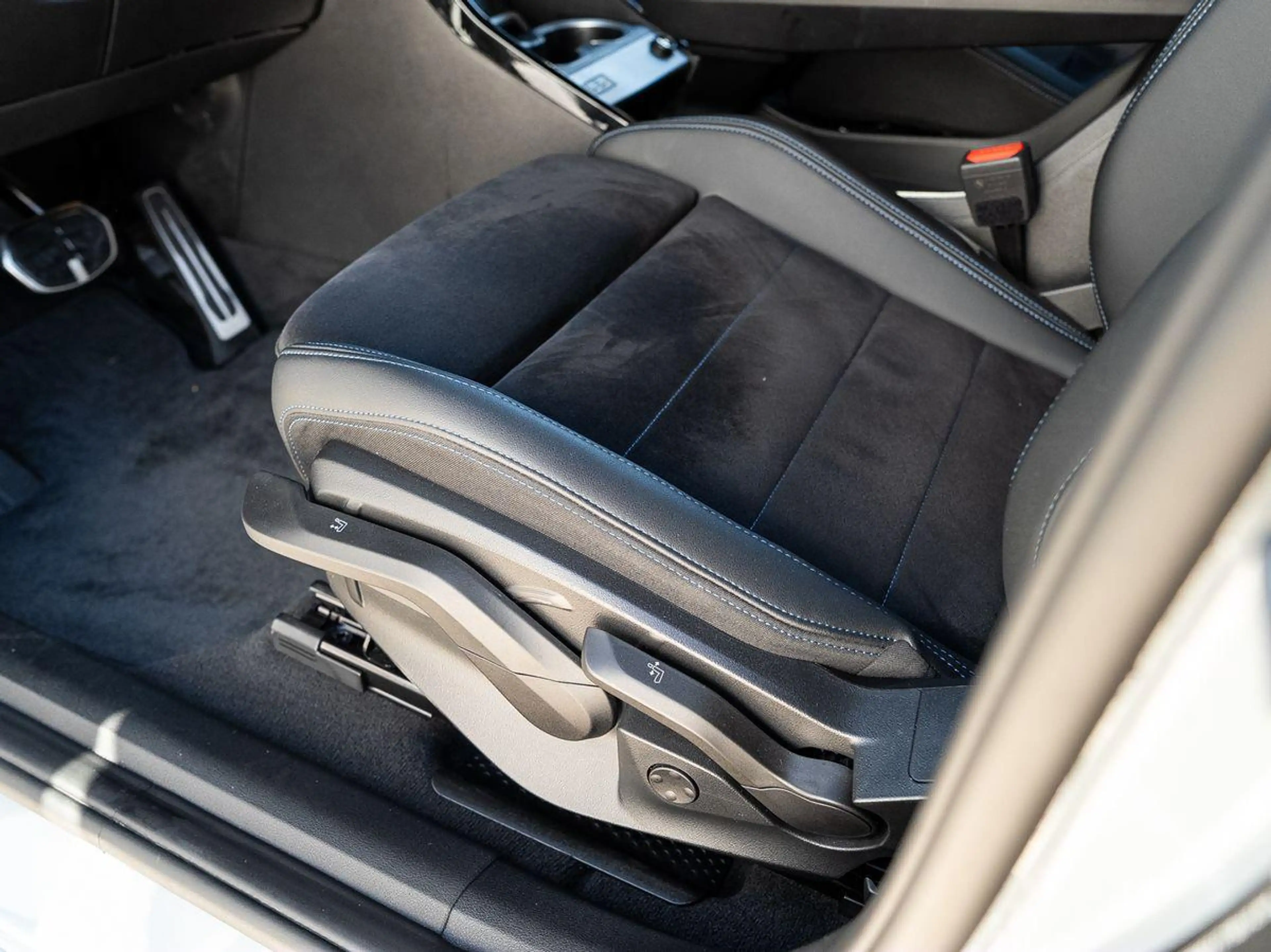 BMW X2 sDrive18d M-Sport AHK PANO KoZg AdLED AktSitz — photo 11