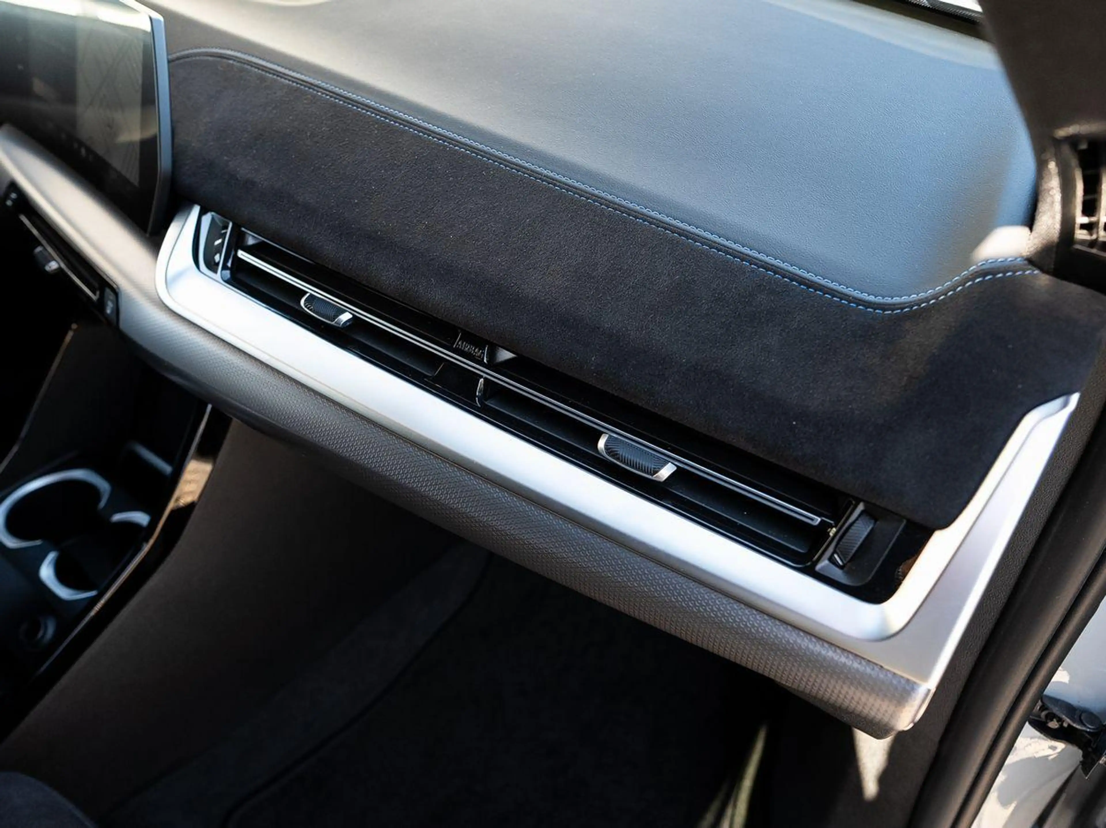 BMW X2 sDrive18d M-Sport AHK PANO KoZg AdLED AktSitz — photo 15