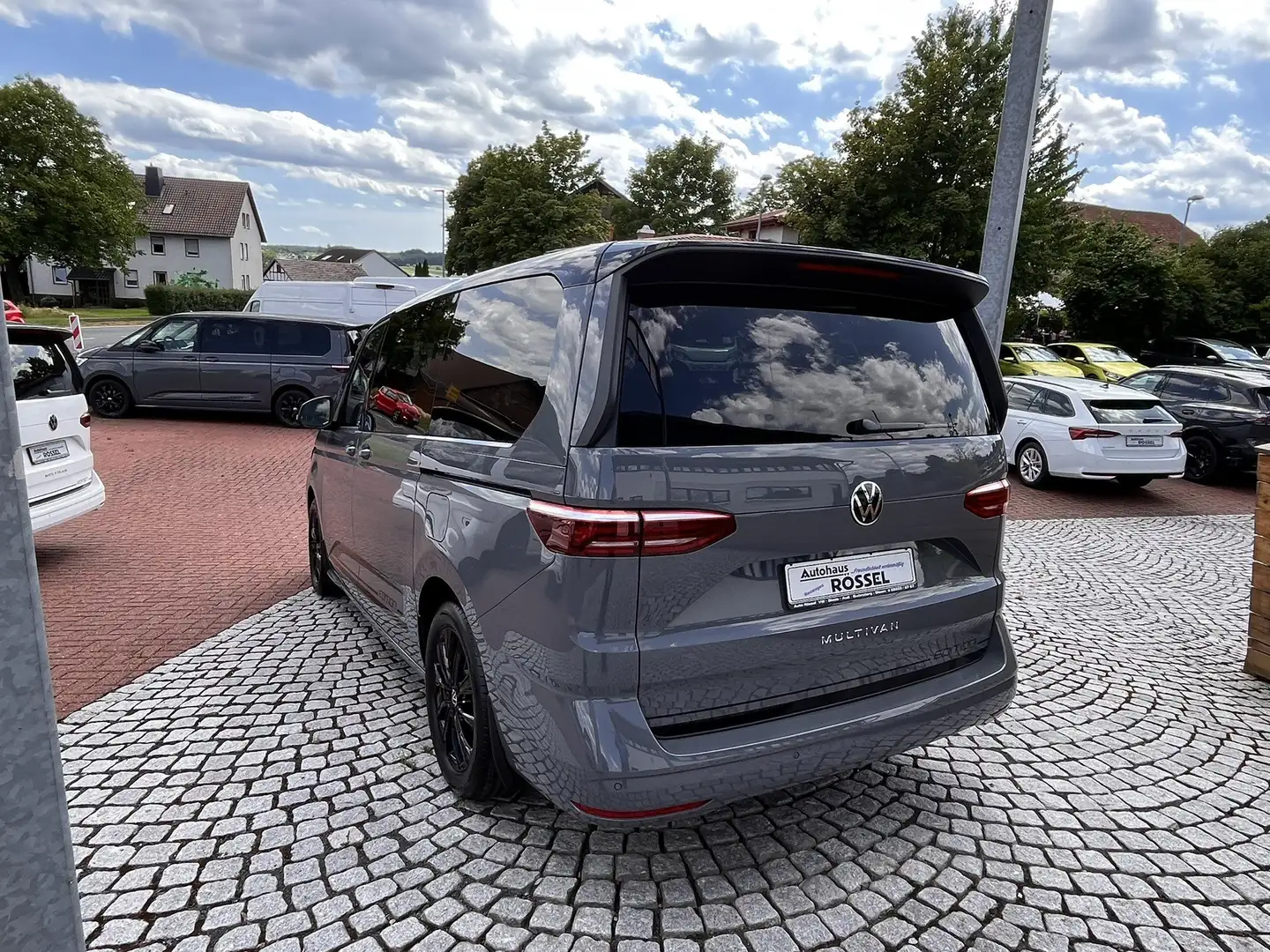 Volkswagen T7 Multivan 2,0 TDI DSG Edition Lang Navi Klappbett Gris - 2