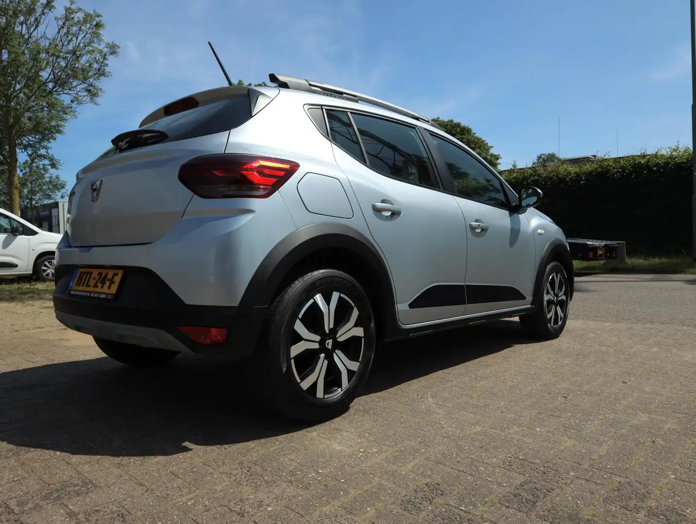 Dacia Sandero Stepway 1.0 TCe Comfort Automaat (Vol-Opties!) Grijs - 2