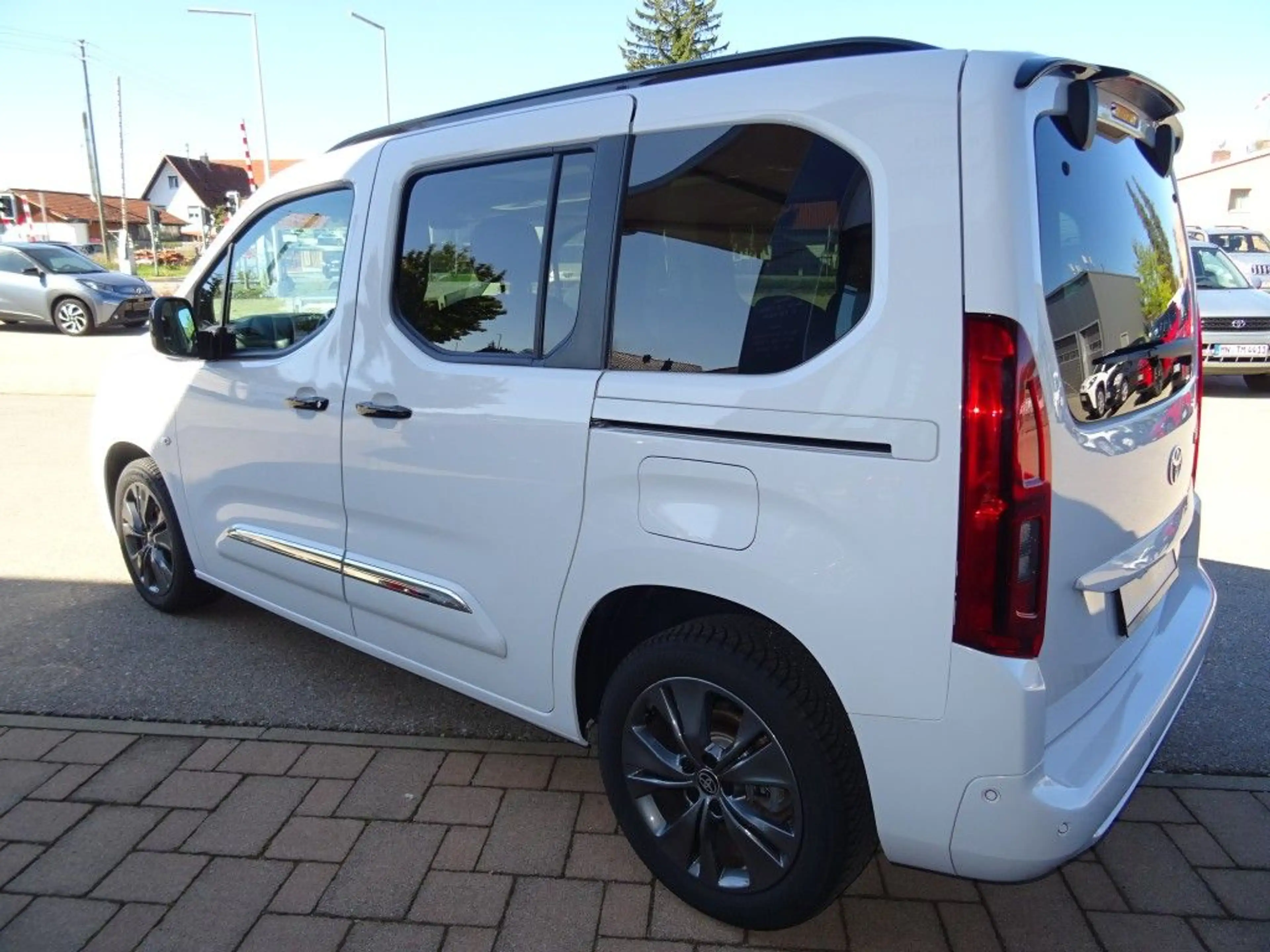 Toyota Proace City Verso 1.5 D-4D L1 Aut Lounge Navi Dach — photo 5