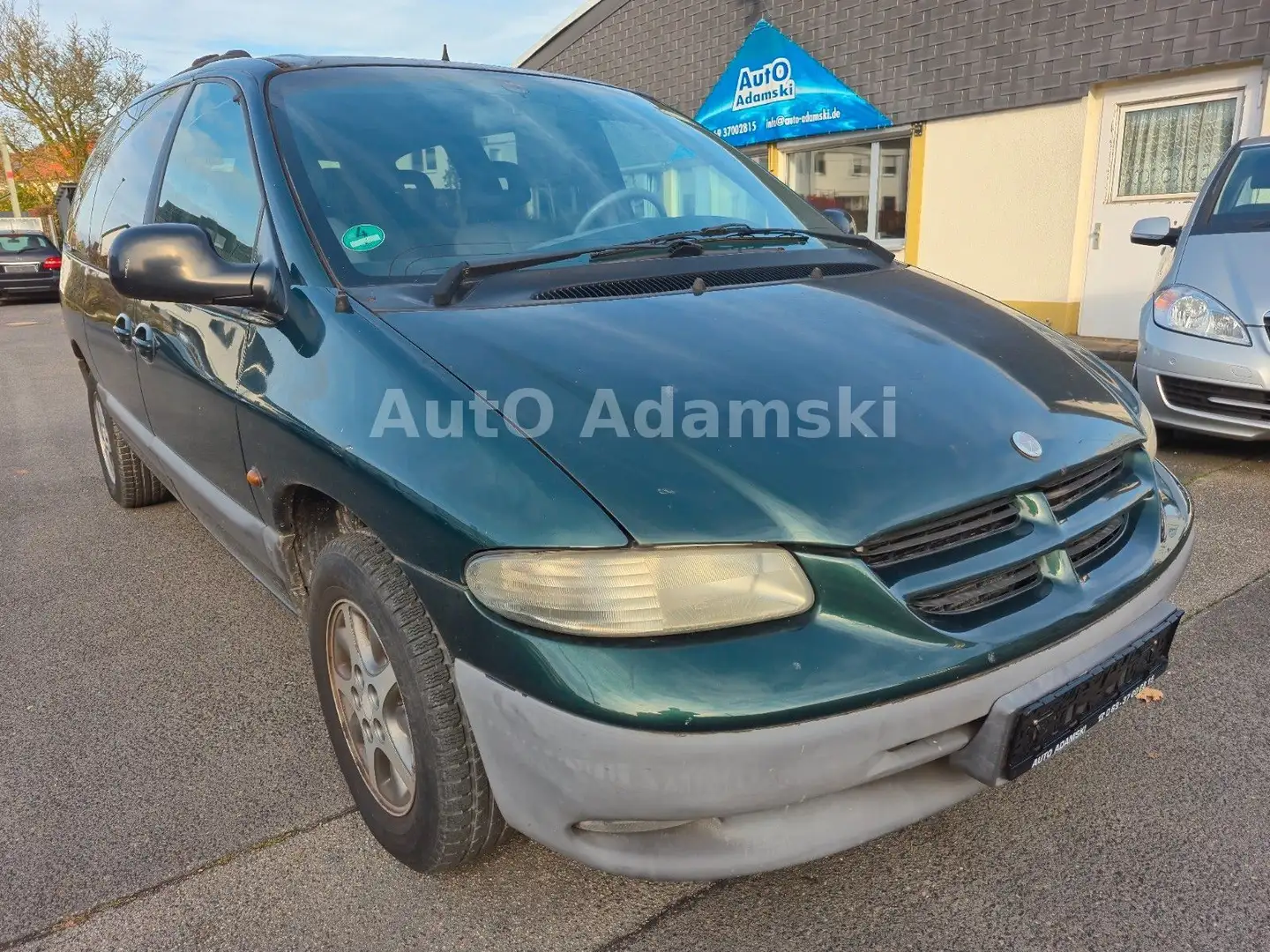 Chrysler Voyager LE 3.3 V6 1.Hand Automatik AHK 156tkm Grün - 2