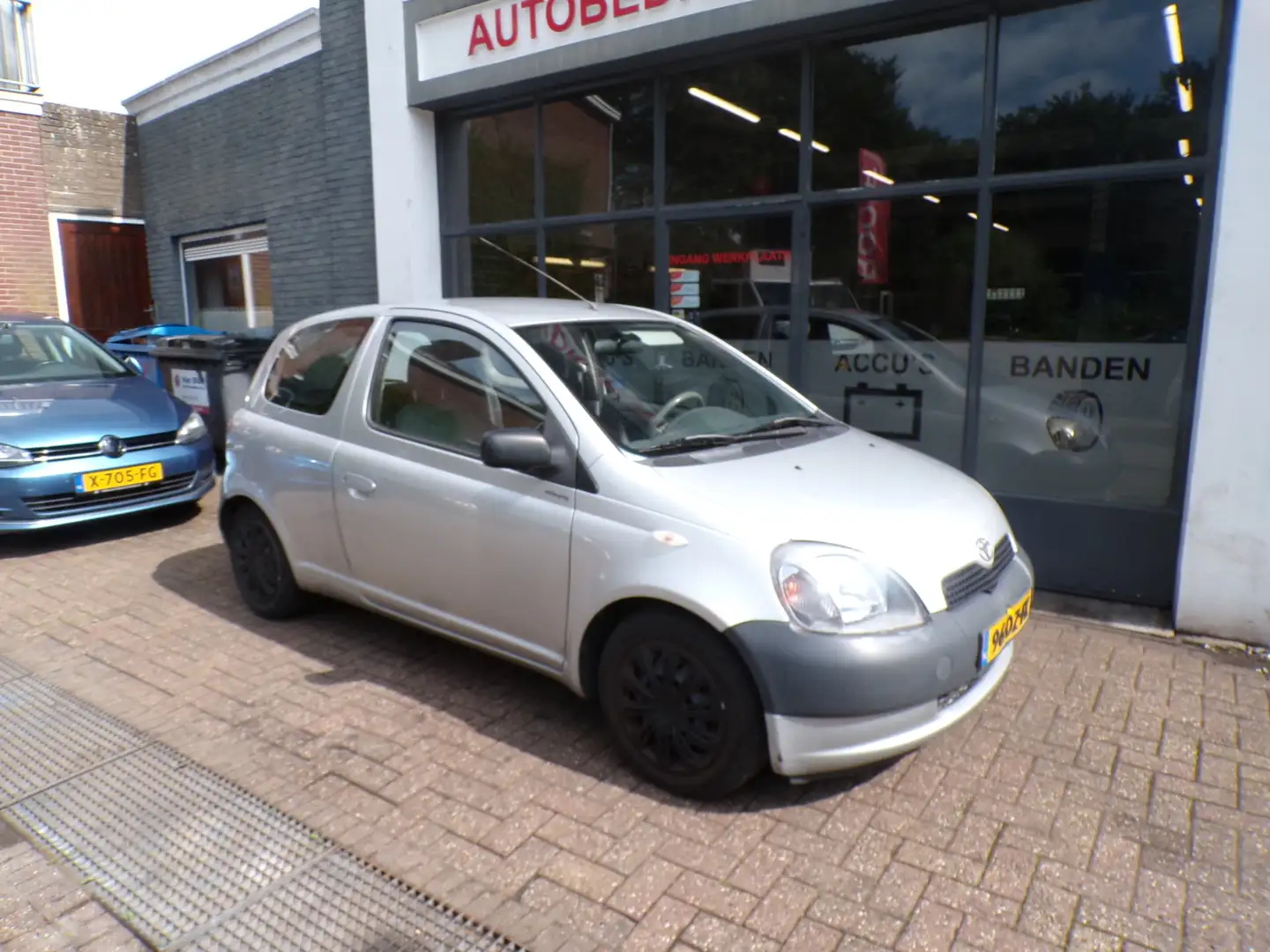 Toyota Yaris 1.0-16V VVT-i Terra Gris - 2