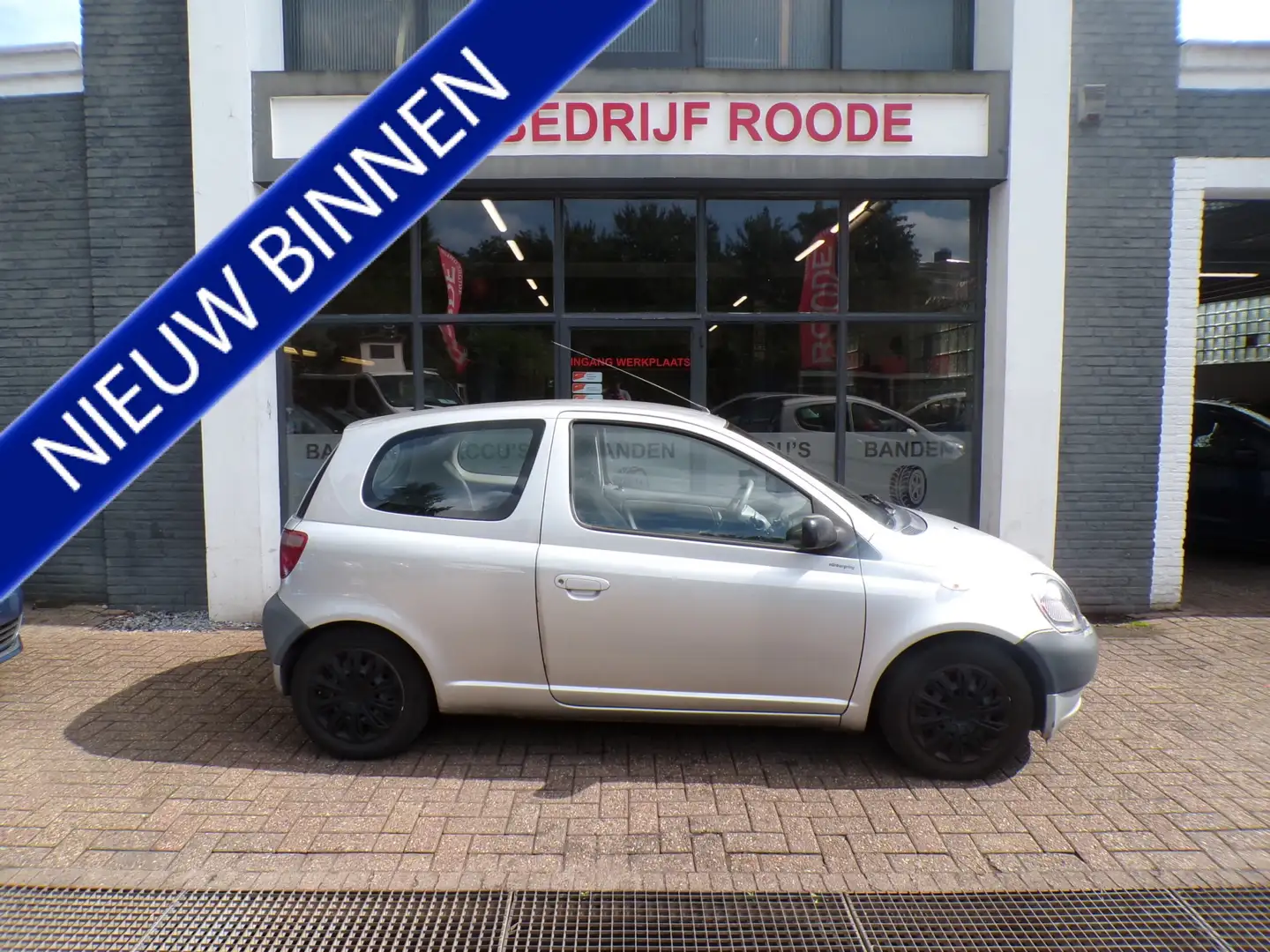 Toyota Yaris 1.0-16V VVT-i Terra Gris - 1